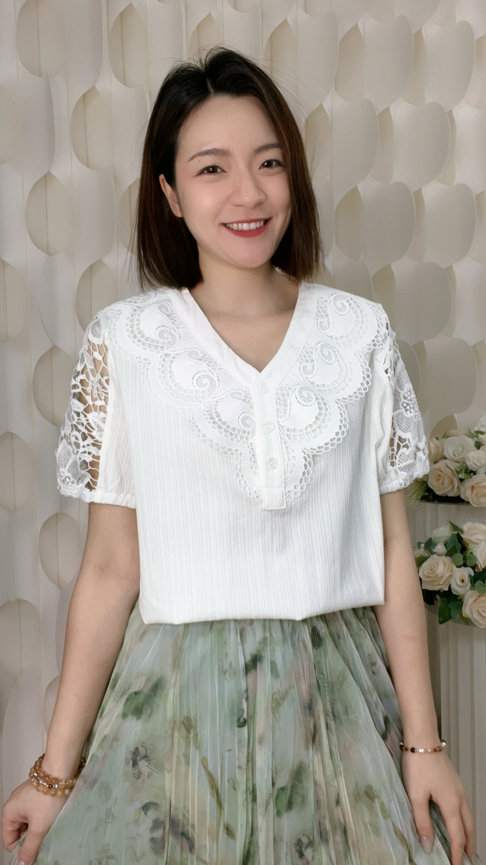 刺繡通花V領上衣 ( 胸:42 腰:44 長23吋 ) 7469#0105clo