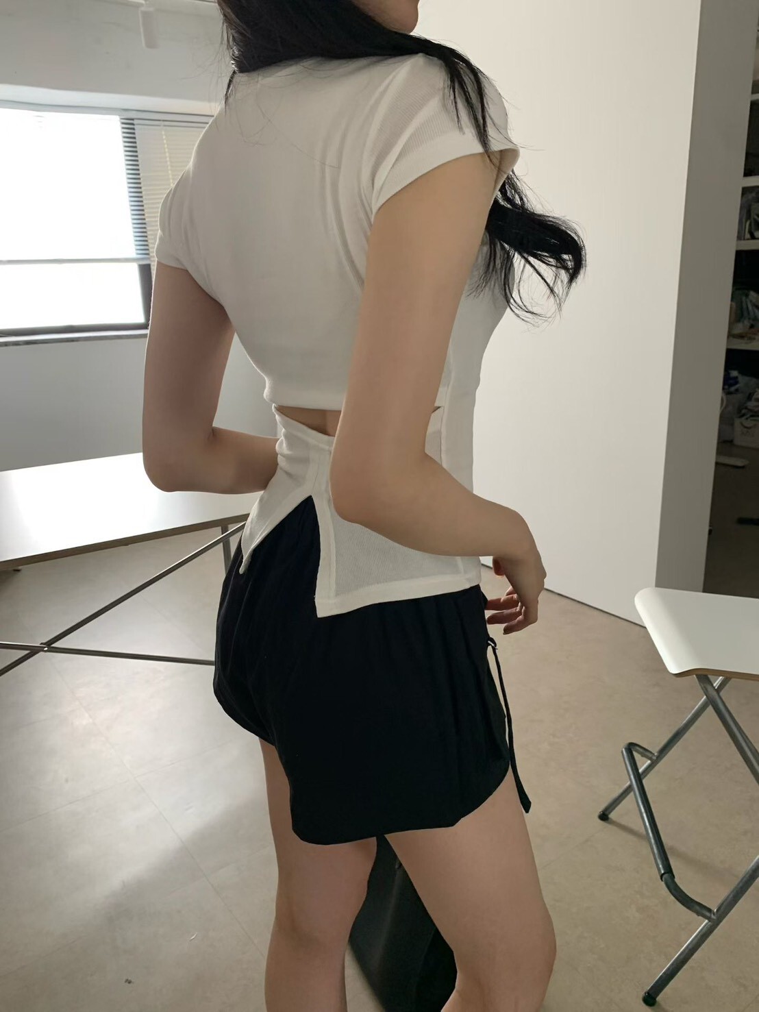 背開洞合身T