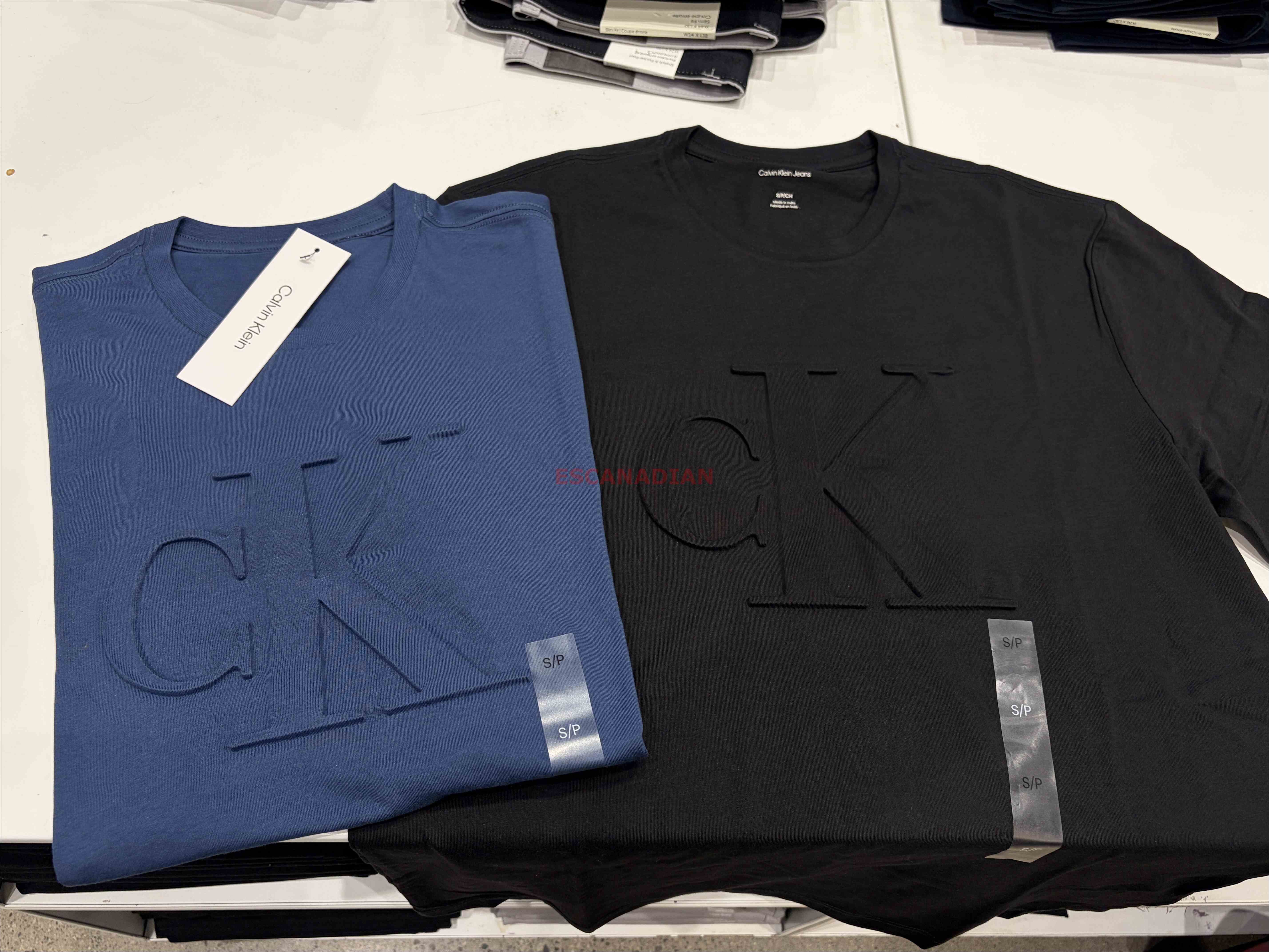 CK 男大人 立體壓印 大字樣圖案 短TEE (2色)