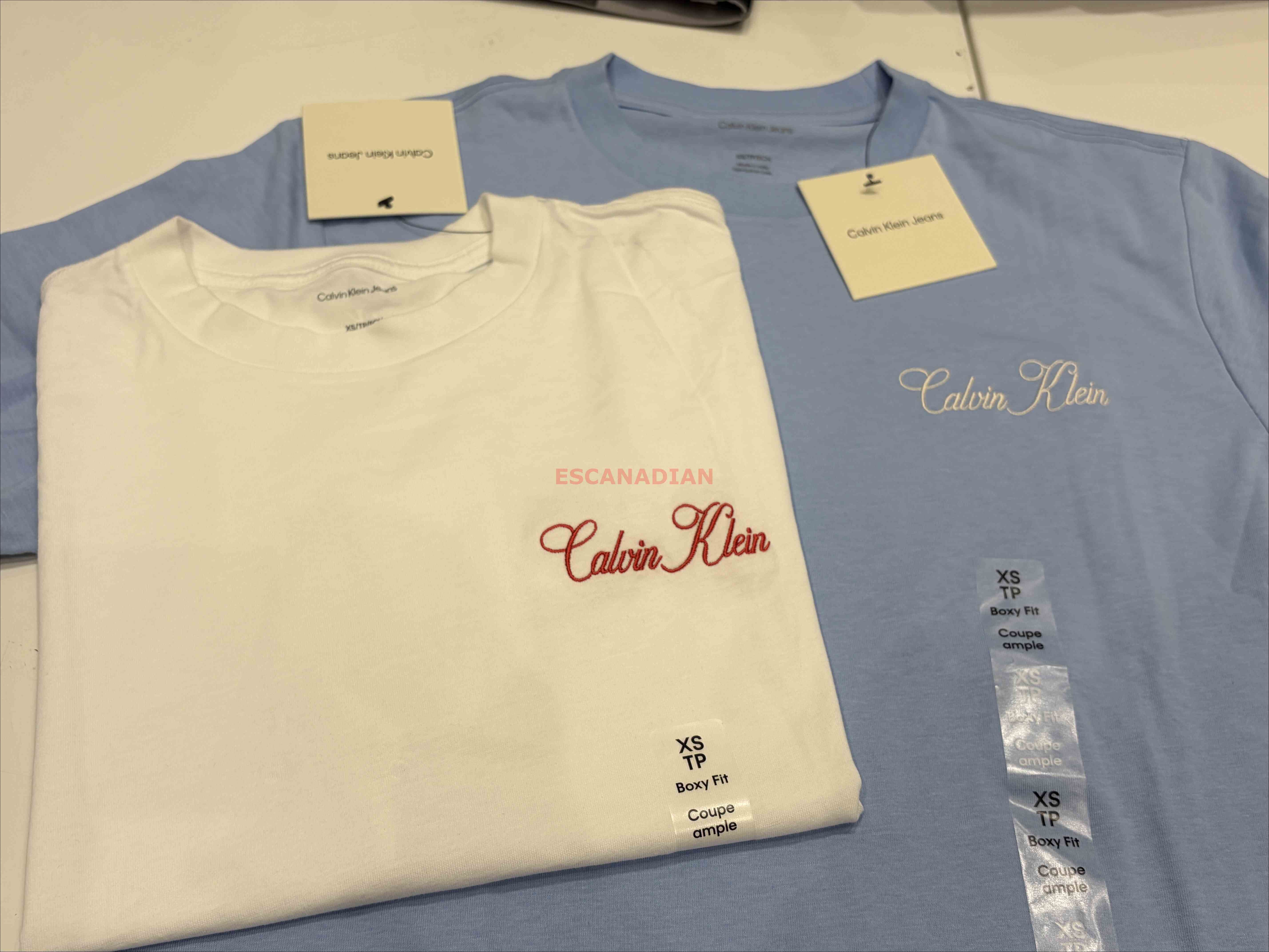 CK 女大人 草寫刺繡字樣 落肩寬版 短TEE (2色)