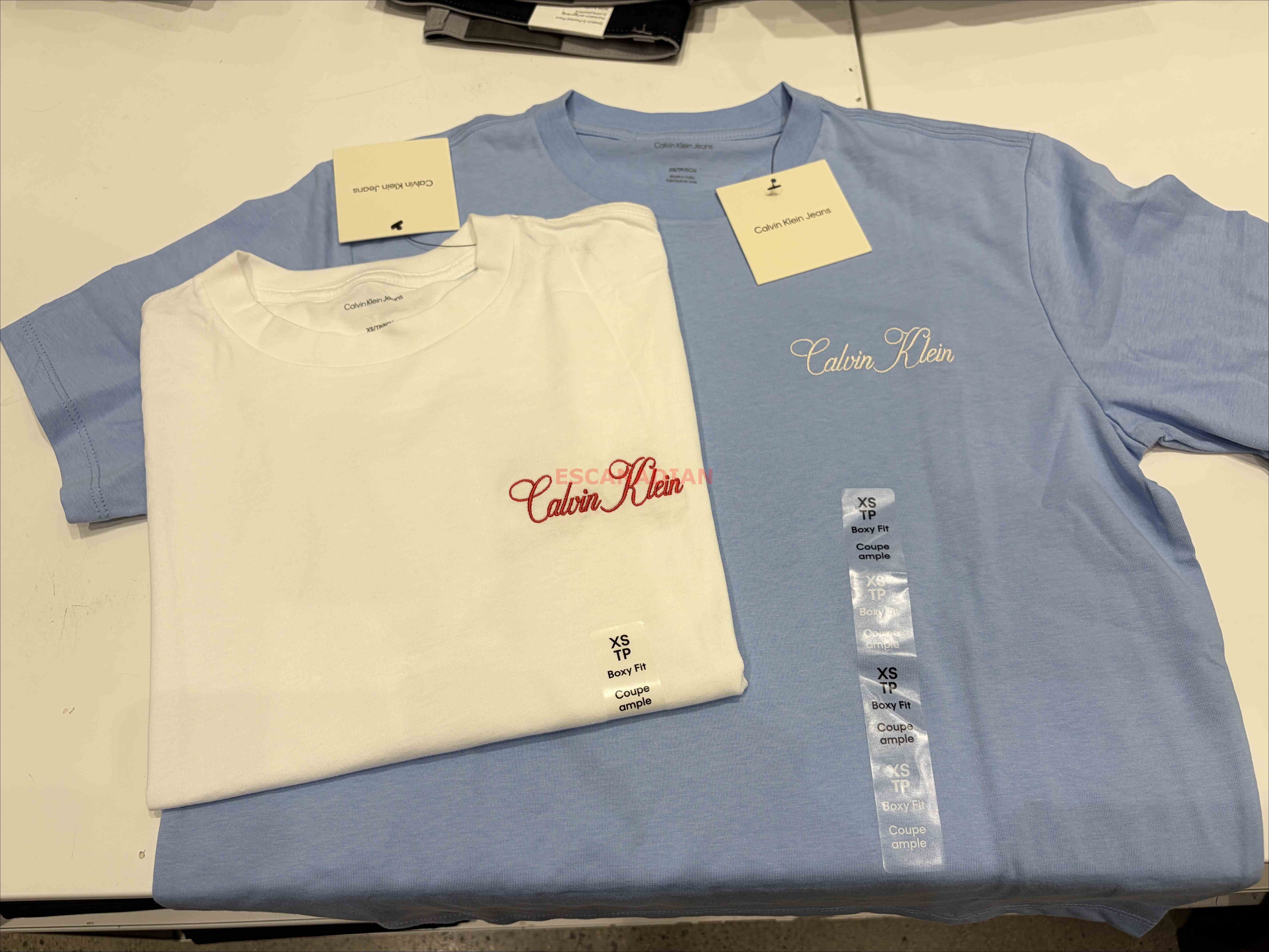 CK 女大人 草寫刺繡字樣 落肩寬版 短TEE (2色)
