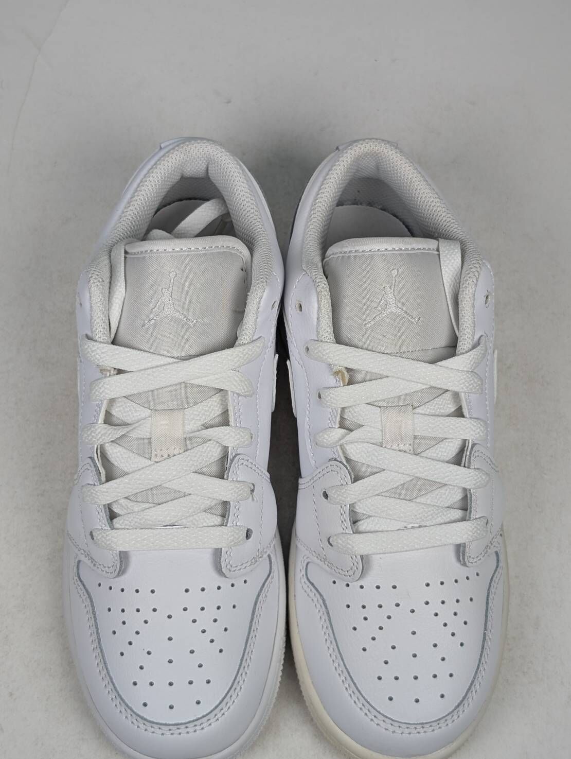 微瑕疵-左右腳中底鞋底鞋面色差 553560-136 4Y Jordan 1 Low Triple White (2023) (GS)