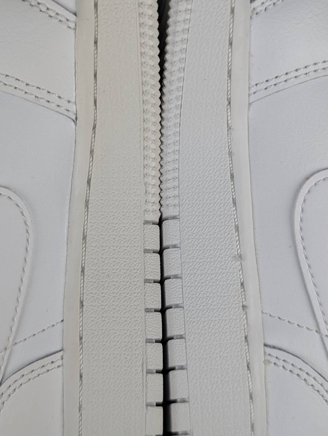 微瑕疵-左右腳中底鞋底鞋面色差 553560-136 4Y Jordan 1 Low Triple White (2023) (GS)