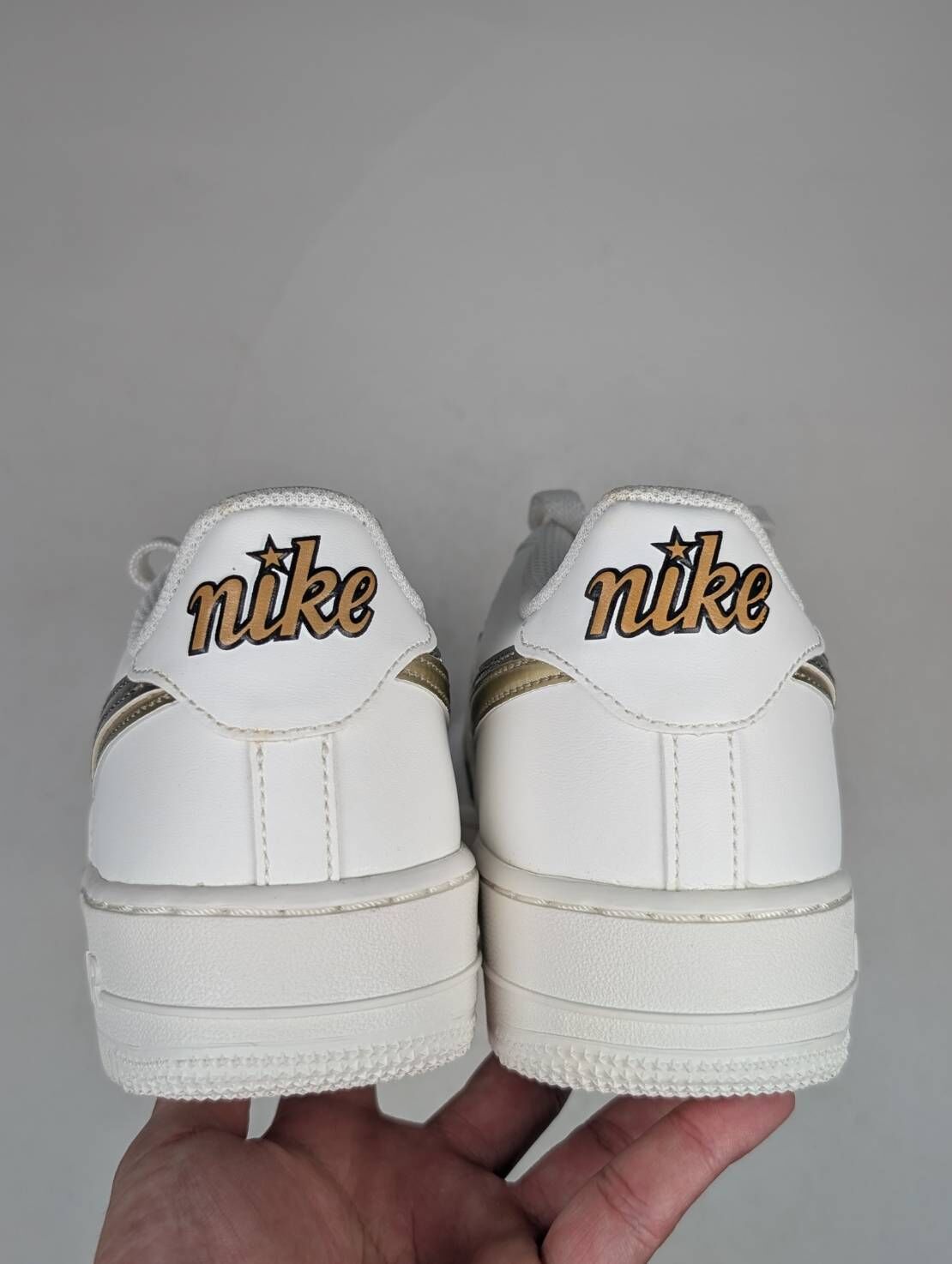 微瑕疵-左腳外側明顯刮痕 DH9595-001 7Y Nike Air Force 1 1s Double Up On The Pull Tabs Swooshes 雙層勾勾 米白 金 女款