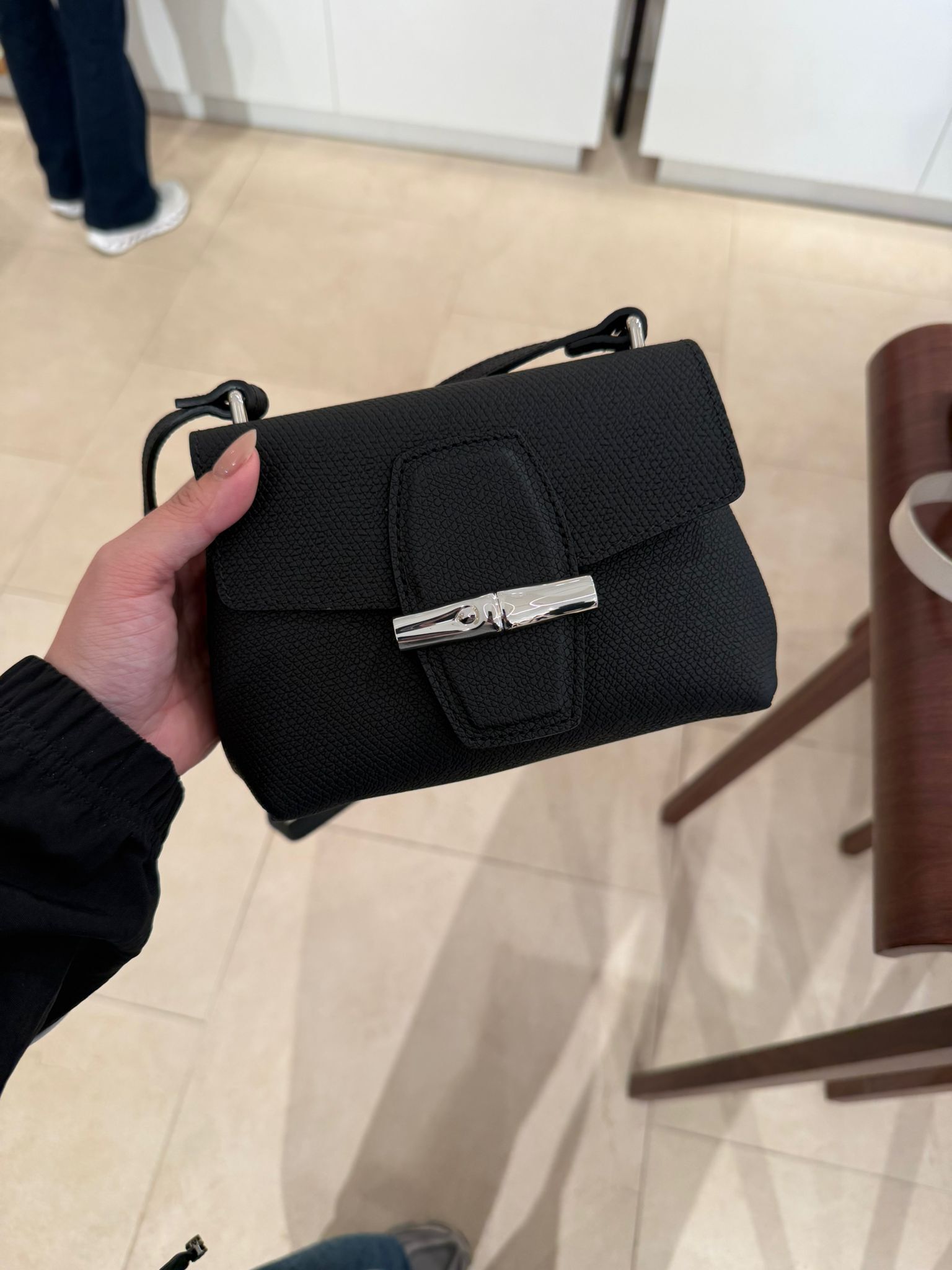 LYS01797 Longchamp ROSEAU卵石紋小牛皮斜孭袋黑色