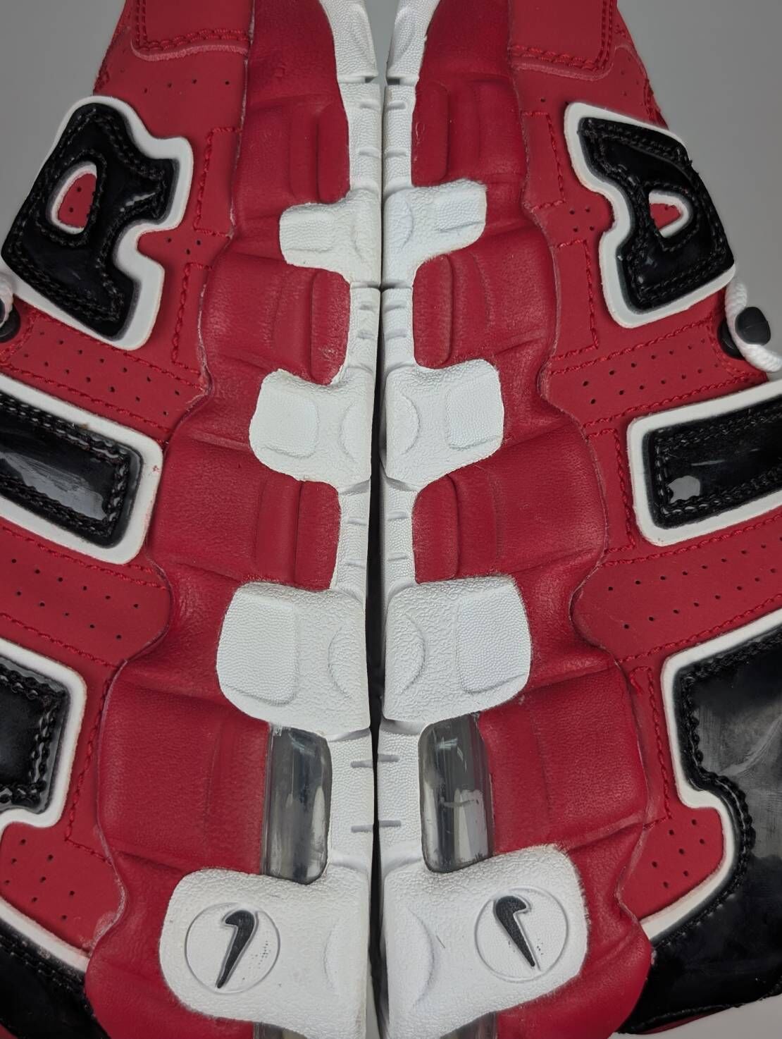 微瑕疵-左腳中底鞋頭泛黃 415082-600 4.5Y Nike Air More Uptempo GS 紅黑 大AIR 大童