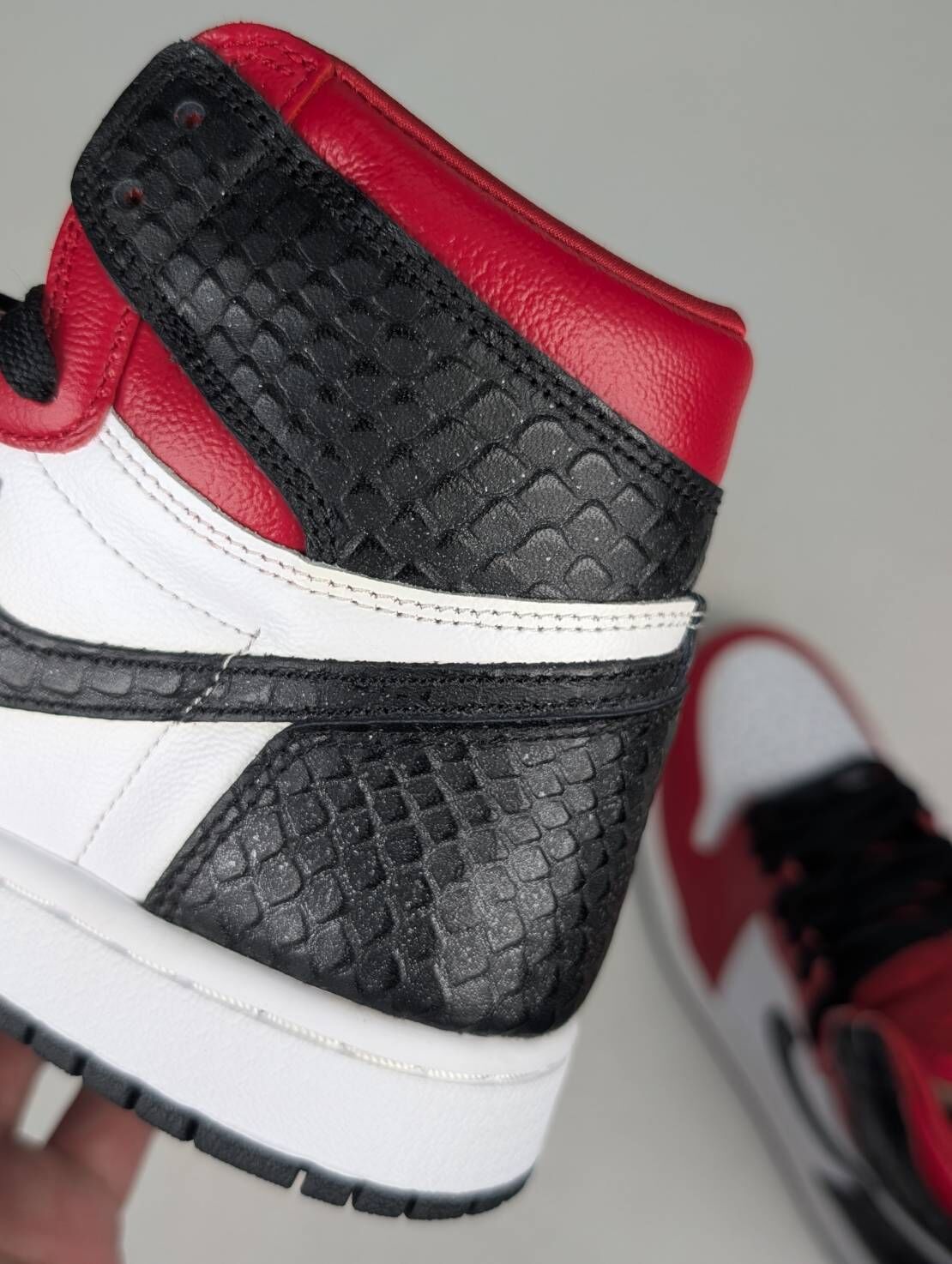 微瑕疵-左右腳中底色差右腳後跟結晶體 CD0461-601 W6 WMNS Air Jordan 1 High OG ‘Satin Red’