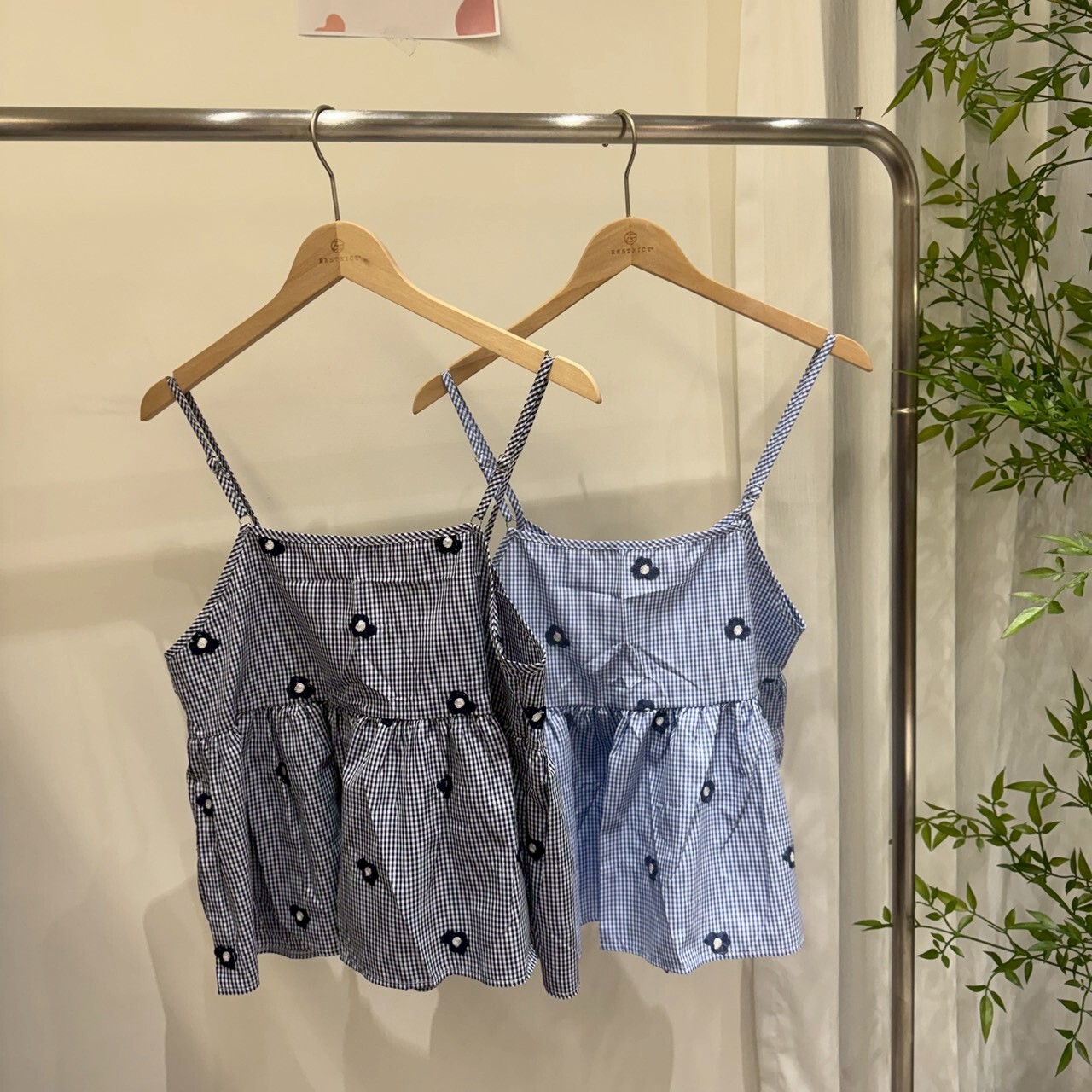 小雛菊刺繡格紋細肩帶背心 RAN2509-28
