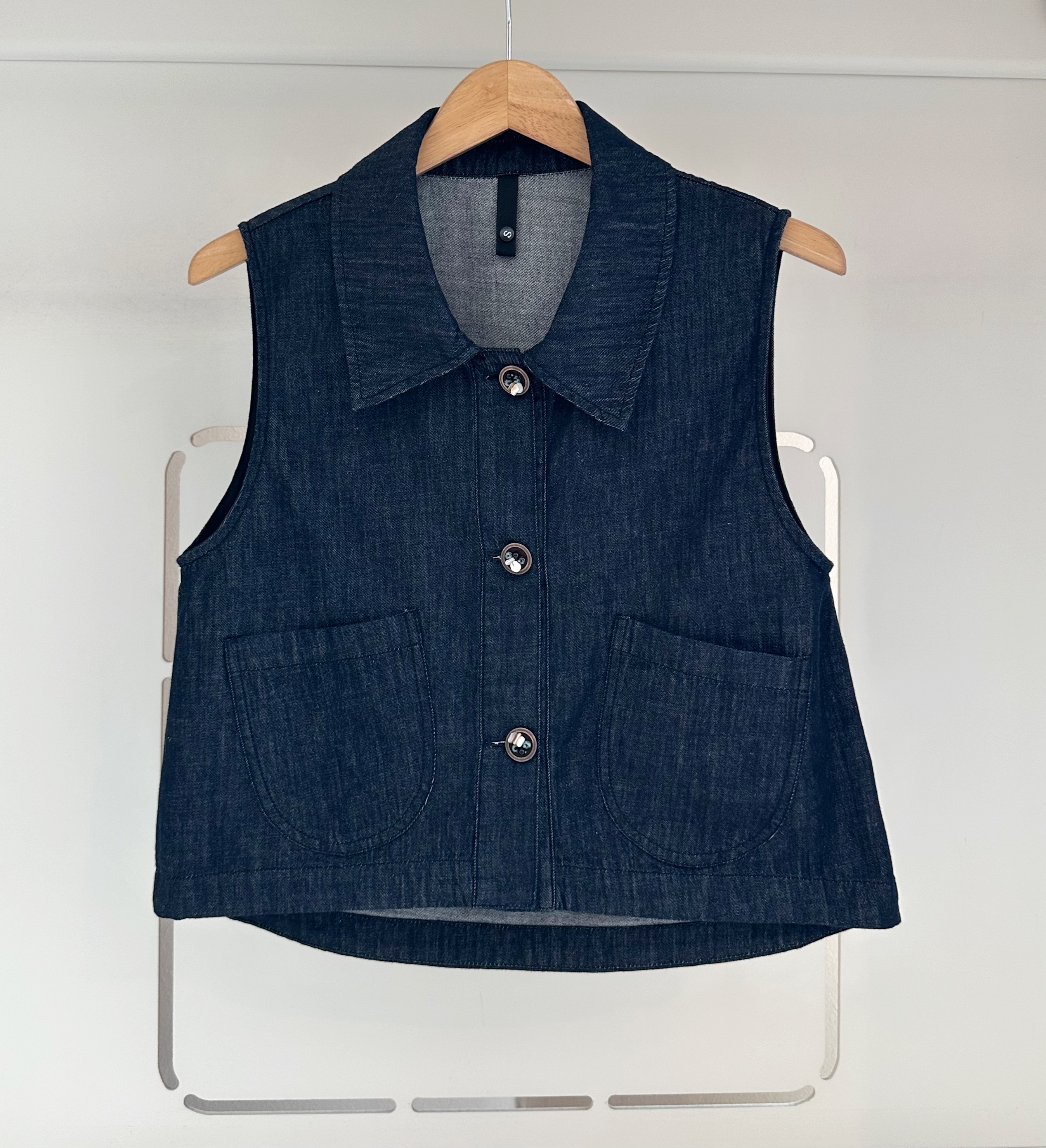 DENIM SLEEVELESS COLLARED BUTTON VEST BLOUSE