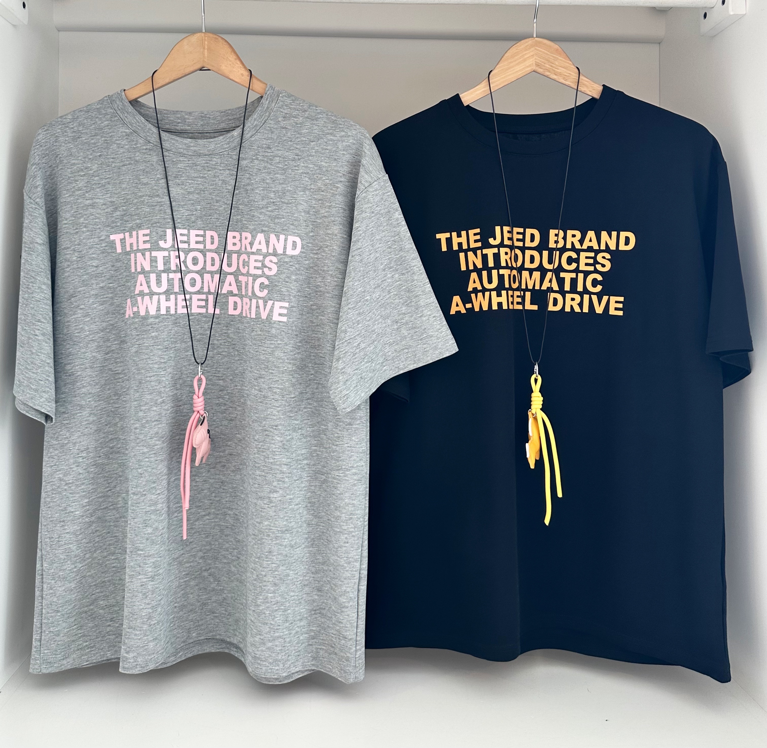 SHORT SLEEVE WORDING LONG TEE WITH HORSE PENDANT