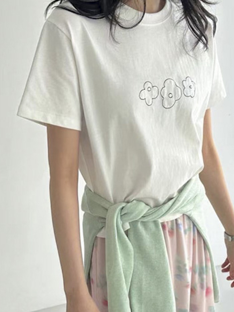 日系質感極簡小花刺繡棉T