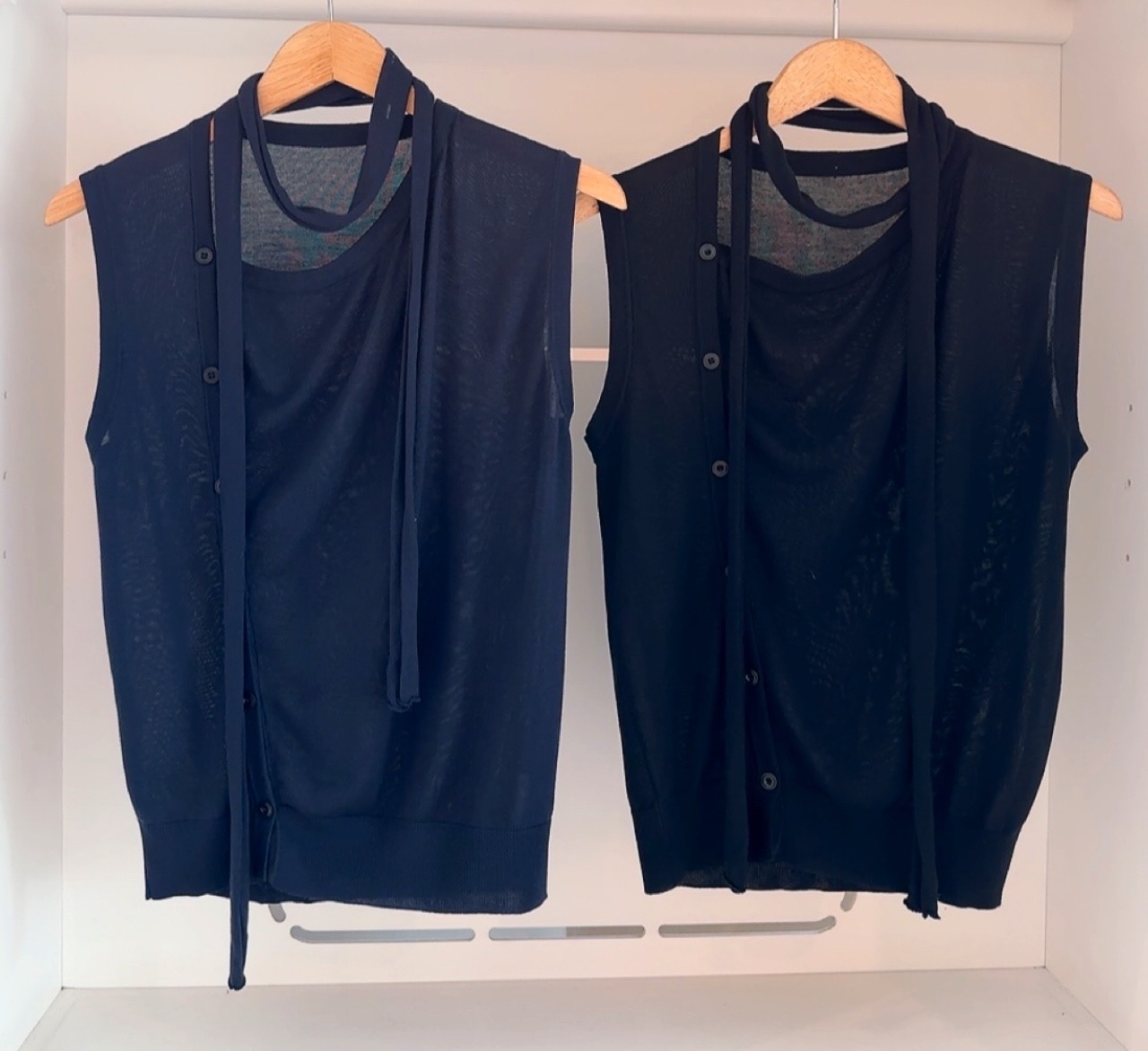 SLEEVELESS BUTTON KNIT BLOUSE