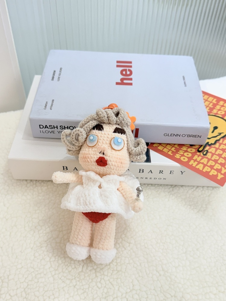 紅唇瑪麗蓮夢露白色洋裝醜娃吊飾『約13-14cm』