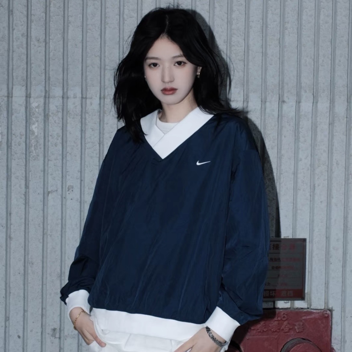 【代購】Nike Sportswear OSE UV Woven Long-Sleeve V-Neck Top  寬鬆V領長袖上衣｜品牌Logo｜女款 藍色