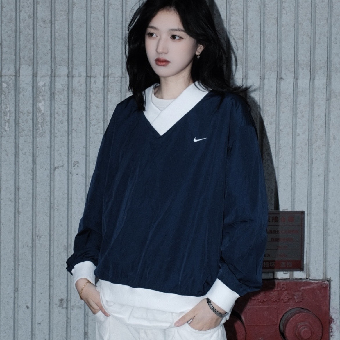 【代購】Nike Sportswear OSE UV Woven Long-Sleeve V-Neck Top  寬鬆V領長袖上衣｜品牌Logo｜女款 藍色