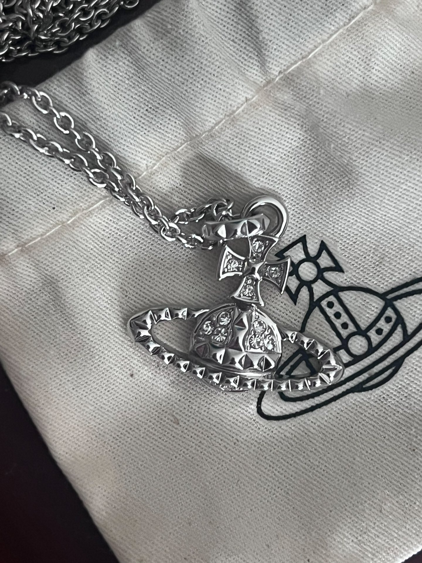 代購-Vivienne Westwood MAYFAIR BAS RELIEF PENDANT NECKLACE 朋克 土星吊墜 項鍊