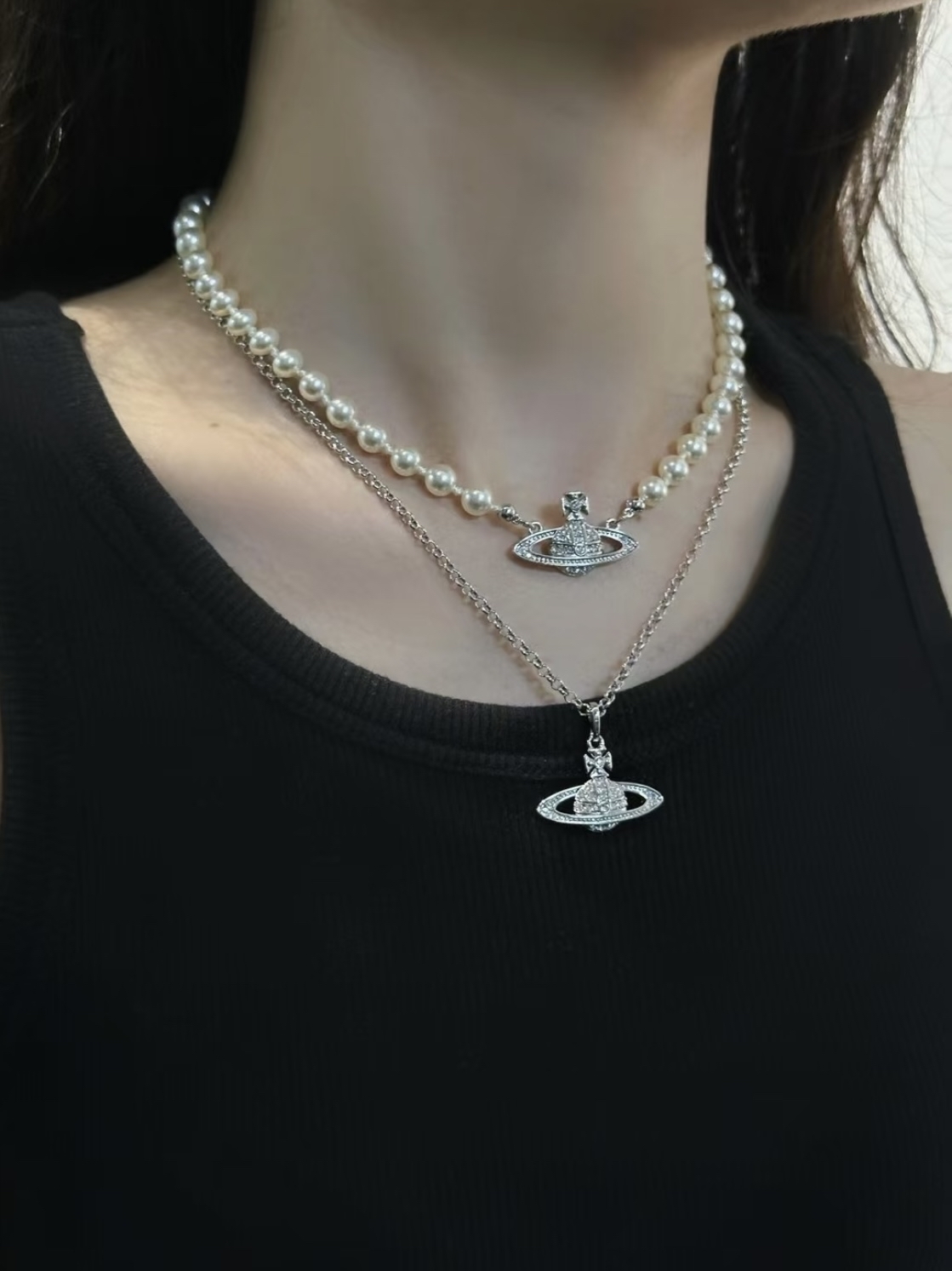 代購-Vivienne Westwood MAYFAIR BAS RELIEF PENDANT NECKLACE 朋克 土星吊墜 項鍊