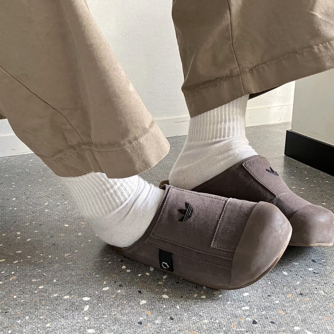 【代購】adidas Originals Adimule SLIDES  包頭拖鞋｜橡膠底｜男女同款｜深土地棕