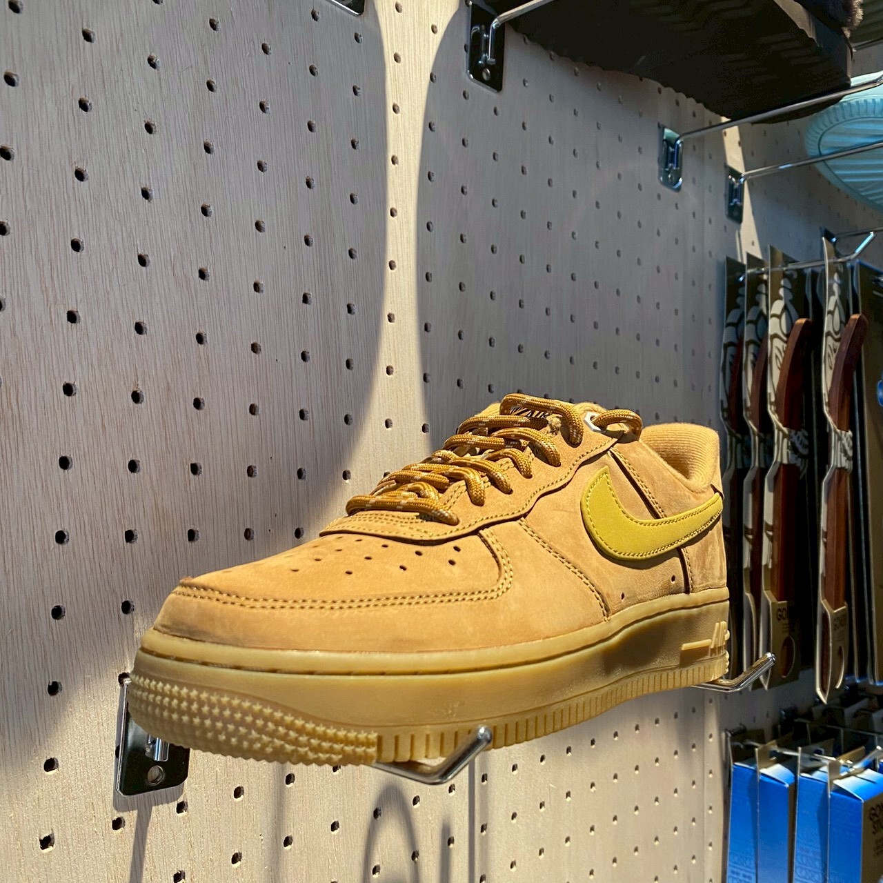 Nike Air Force 1 小麥色麂皮休閒鞋 女款 FZ7372-200