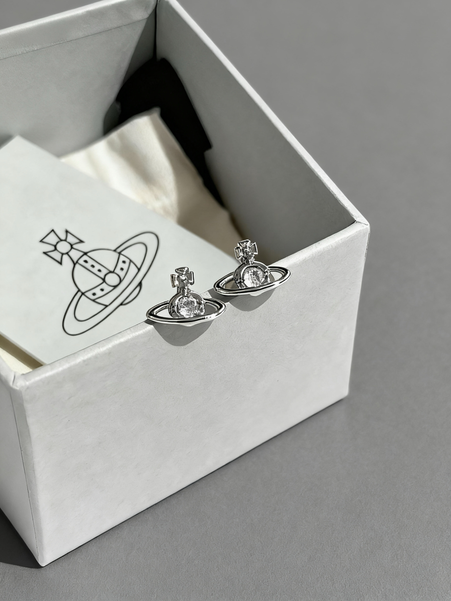 代購-Vivienne Westwood NANO solitaire 土星水鑽 耳釘 耳環
