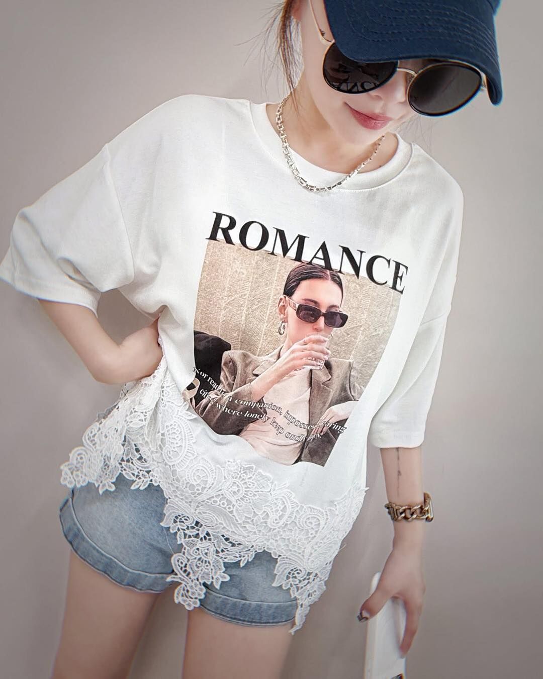 【時髦又有型的雜誌風下蕾絲緹花棉tee】（現貨）