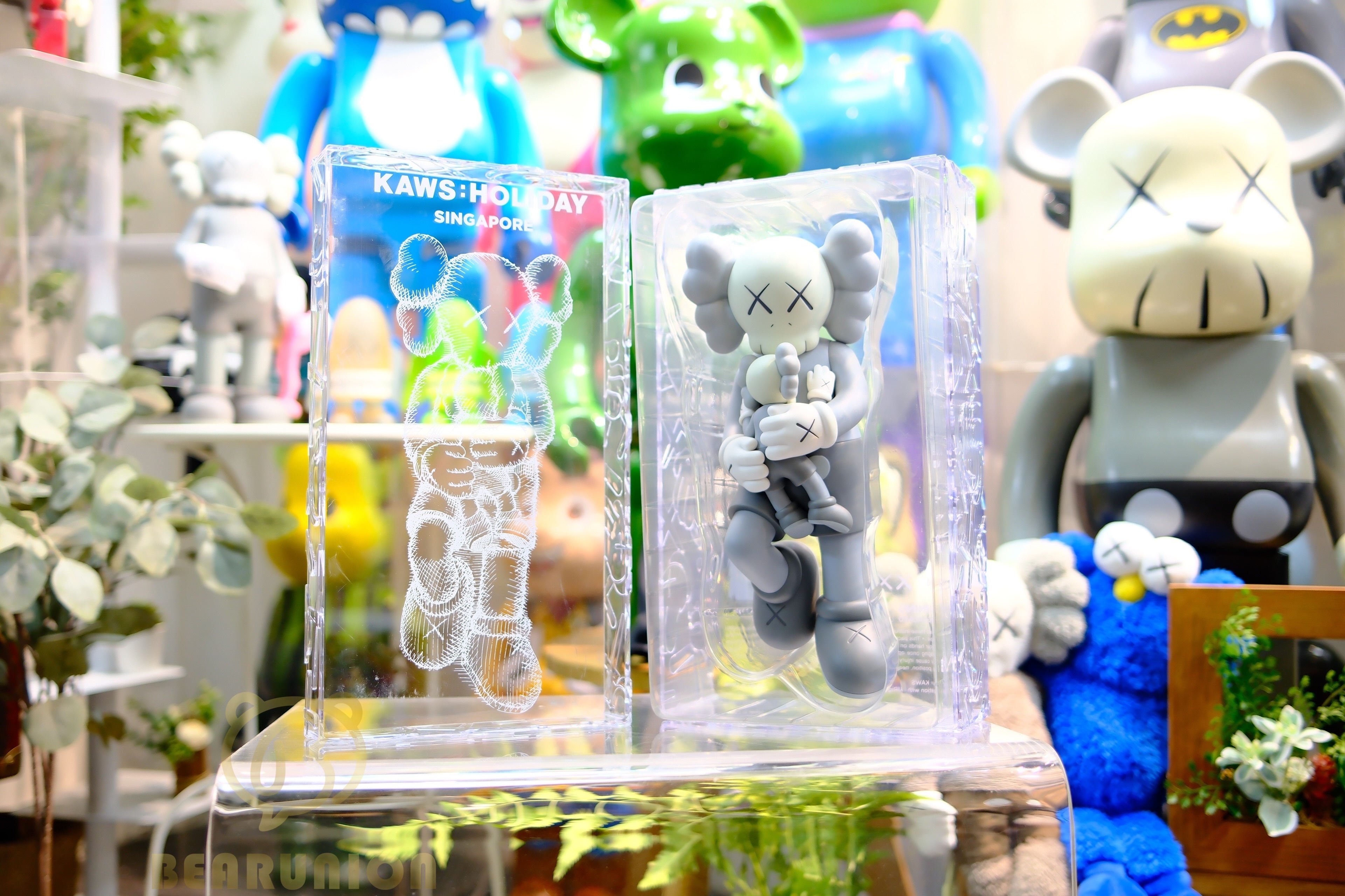 🥇現貨🥇KAWS HOLIDAY SINGAPORE Figure Grey