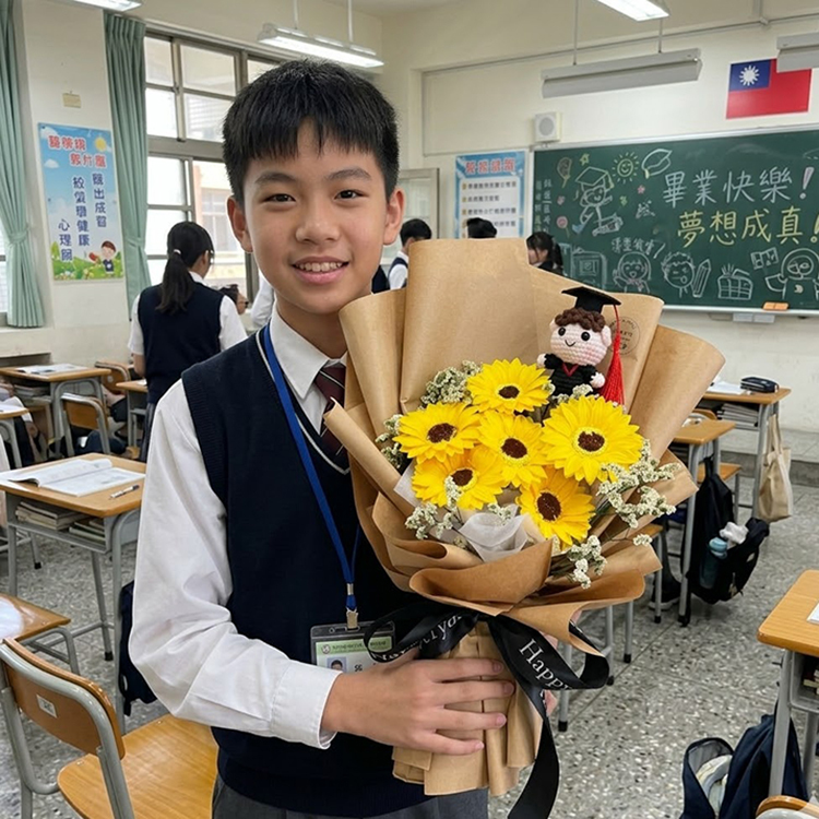畢業男生編織娃娃6朵向日葵香皂花束