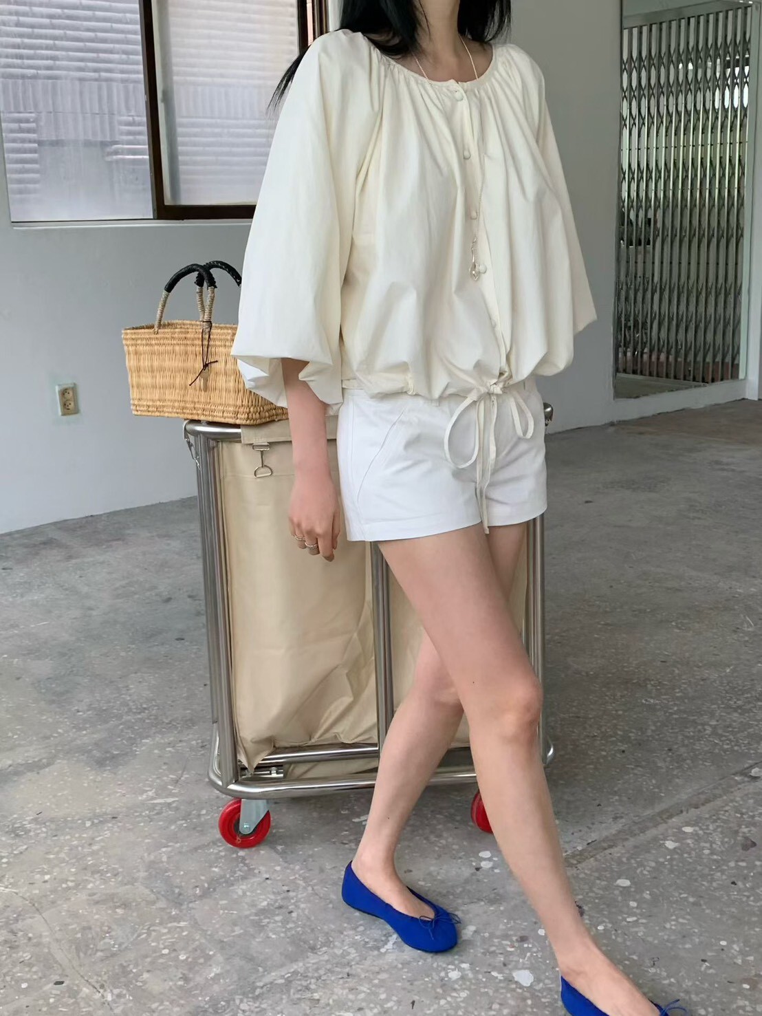 燈籠袖縮衣襬綁帶襯衫