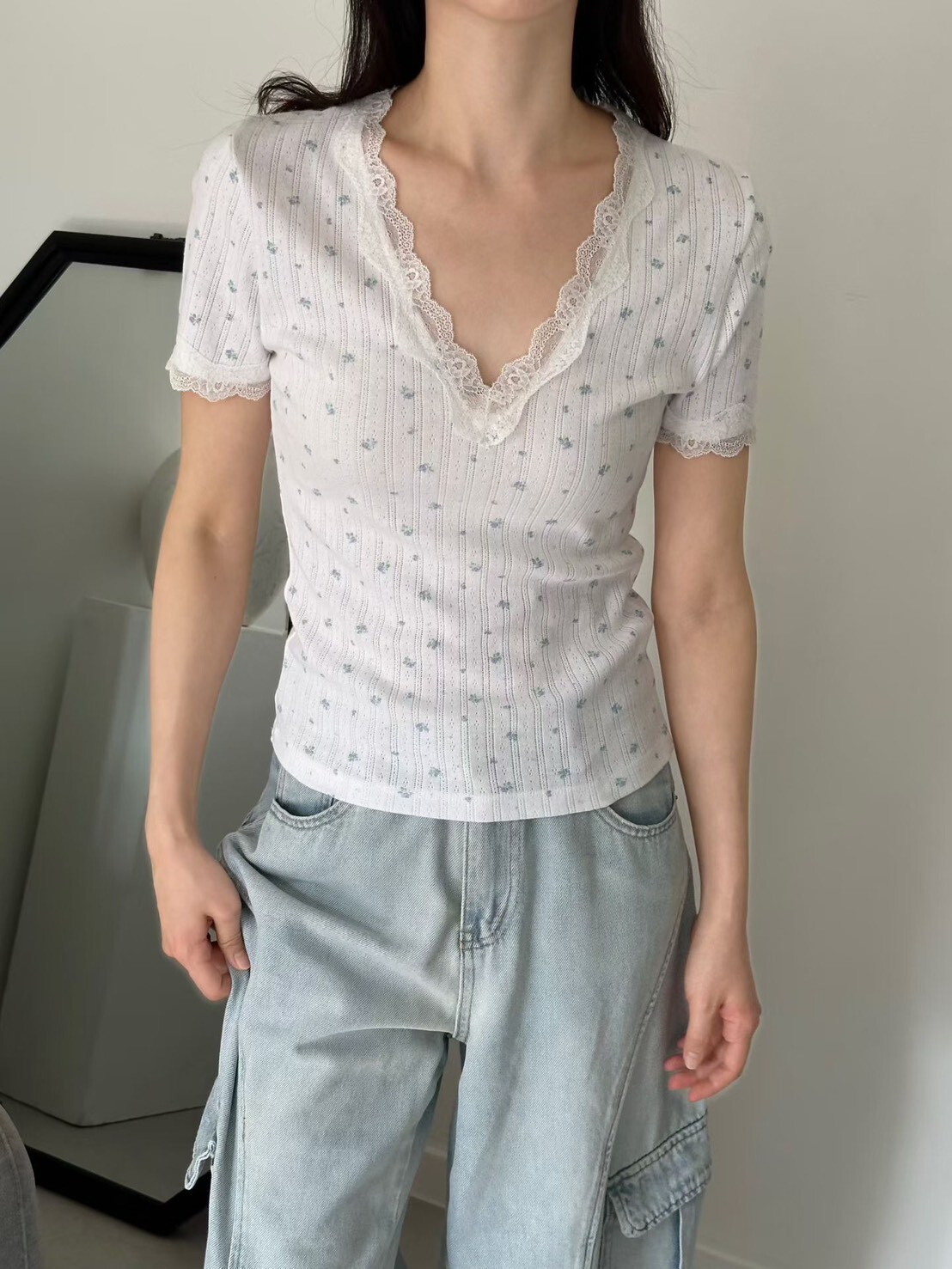 V蕾絲小花合身T