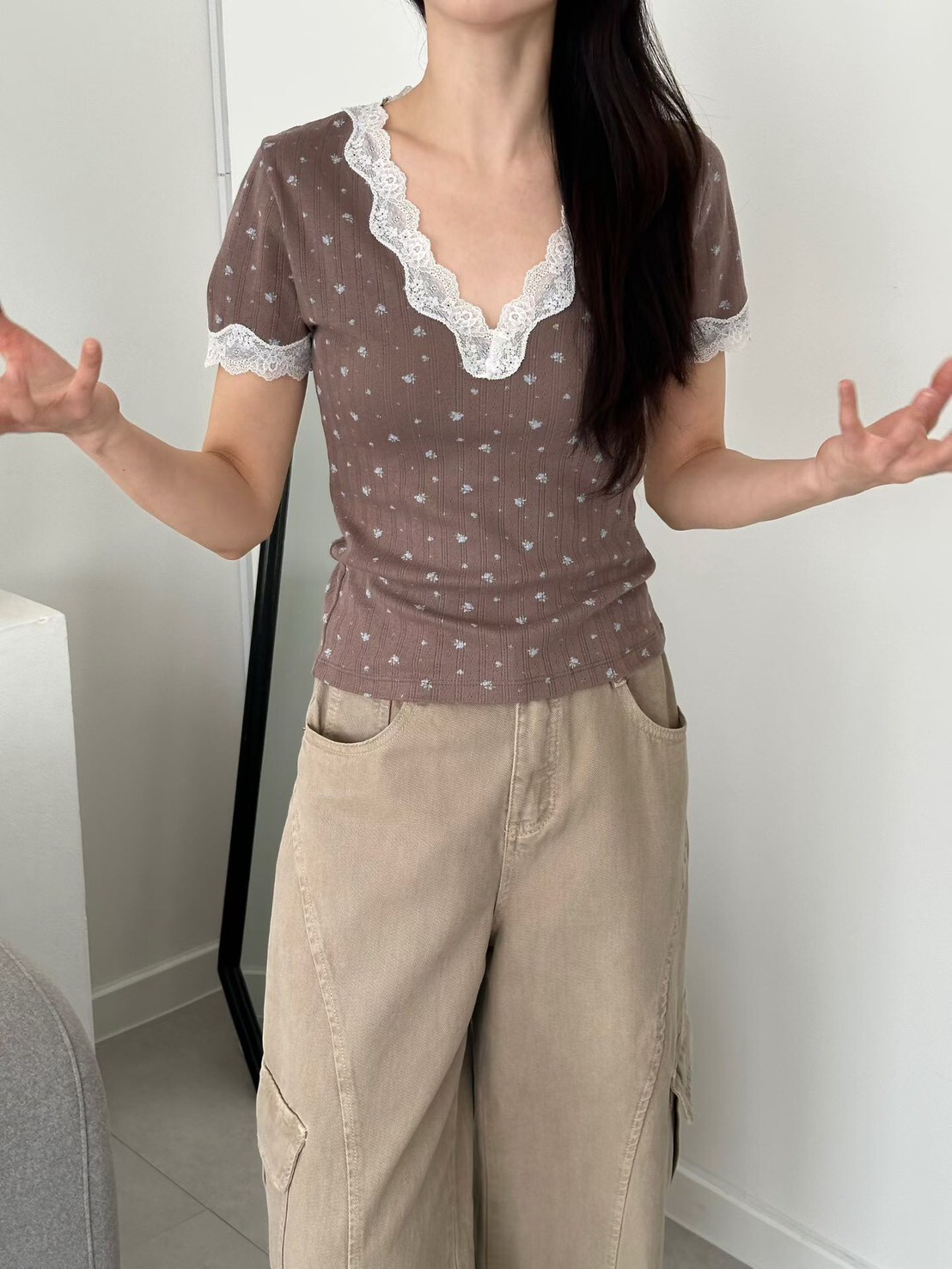 V蕾絲小花合身T