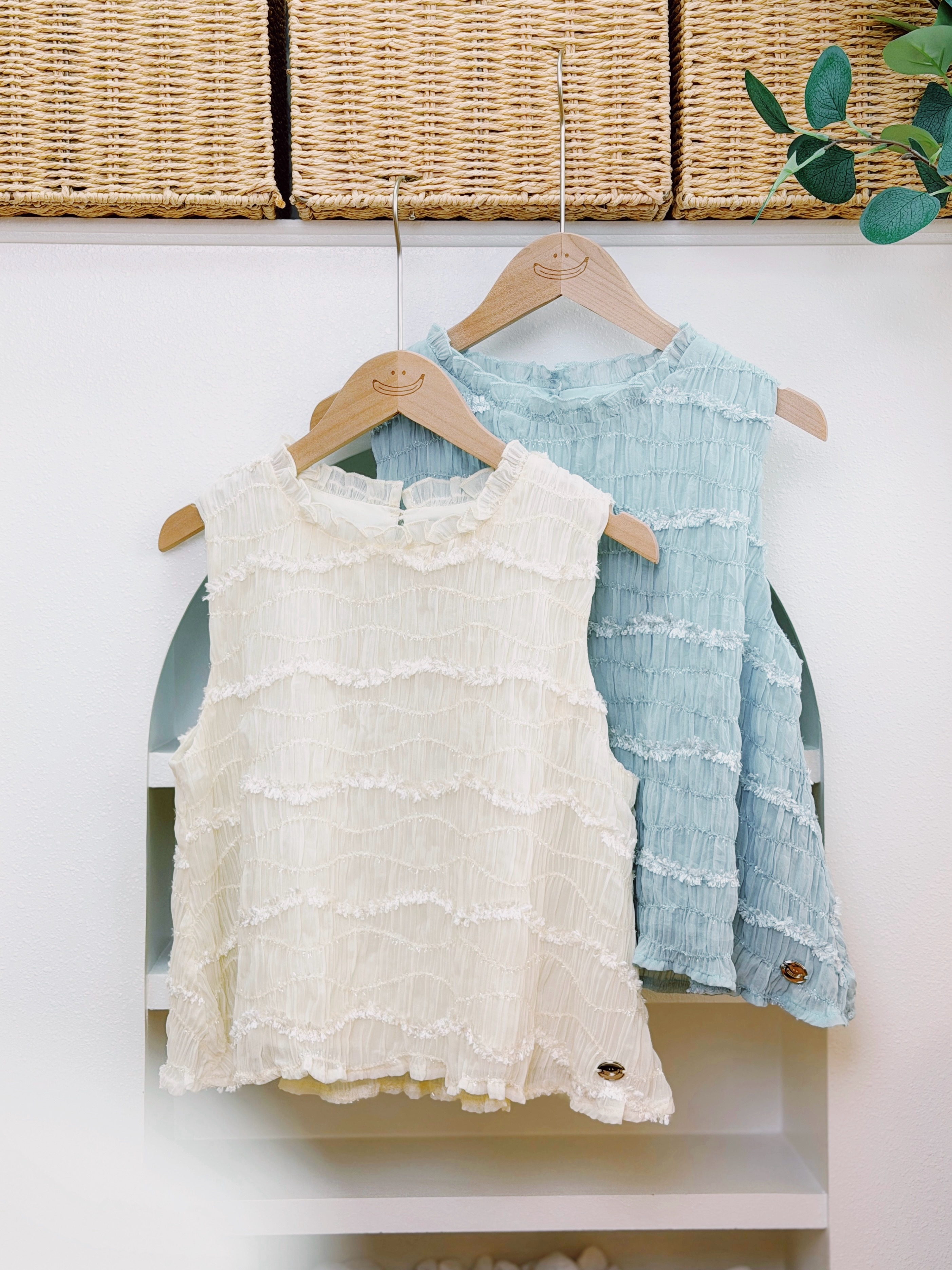 兩色 / 浮雕星閃皺褶高領背心 / Embossed Shimmer Smocked Frill-Neck Top