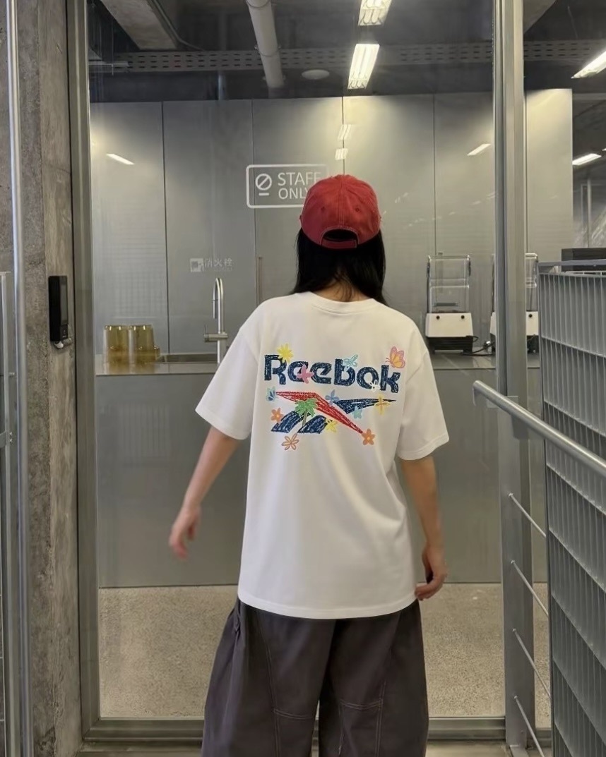 #預購 Reebok 冰絲涼感 透氣速乾 抗紫外線 美式塗鴉 花卉字母印花  圓領落肩短踢 四色