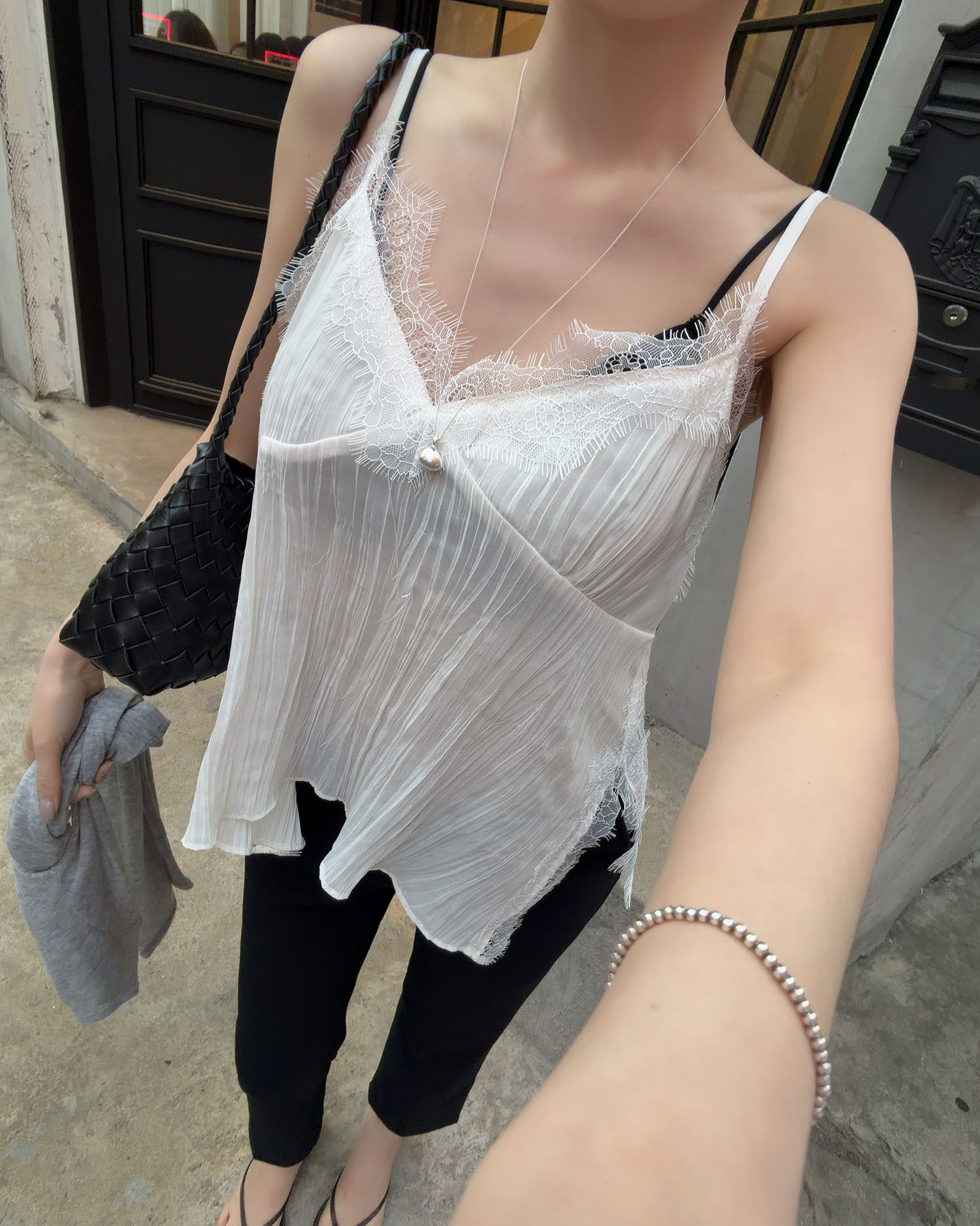 T5049 壓紋開衩蕾絲背心 / 白