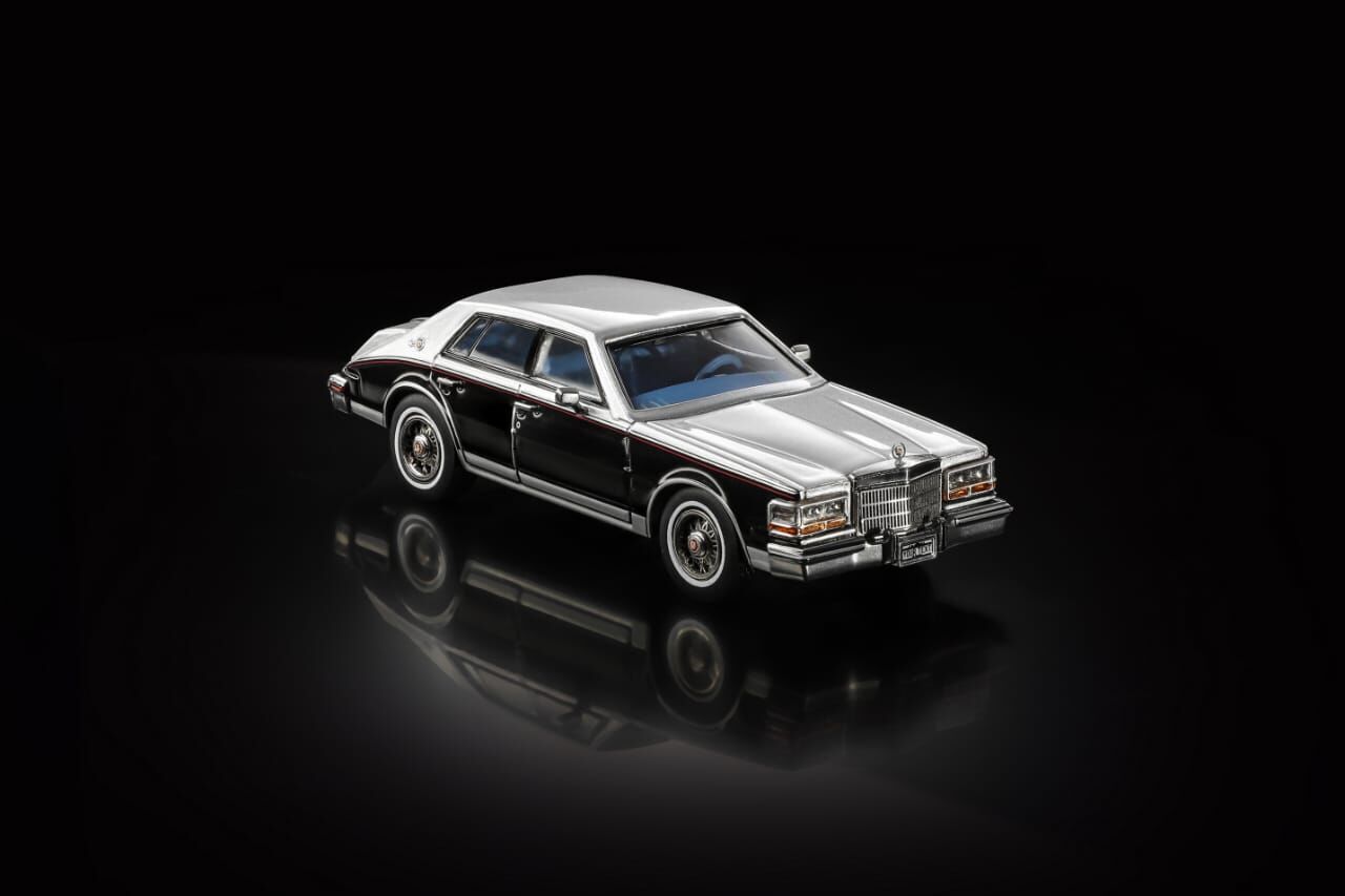 PO-$160 * TURNING CRUSH * 1:64 CADILLAC SEVILLE 1985 SILVER-BLACK