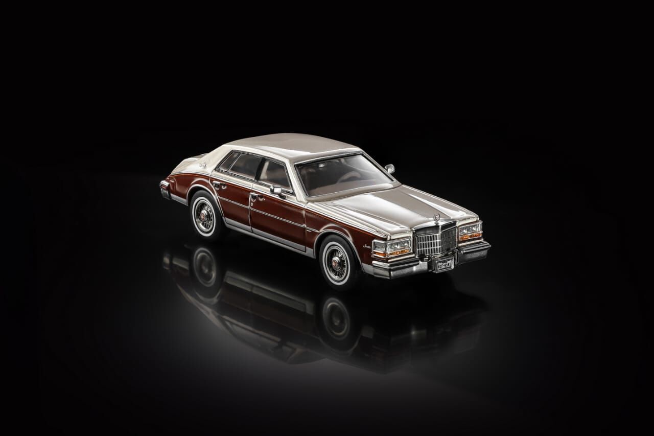 PO-$160 * TURNING CRUSH * 1:64 CADILLAC SEVILLE 1985 SILVER-BROWN