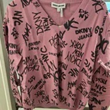 [S] DKNY DUSTY ORCHID COMBO LOGO PRINTED V-NECK PULLOVER, DJ4R0470-AT3 (SD1895)