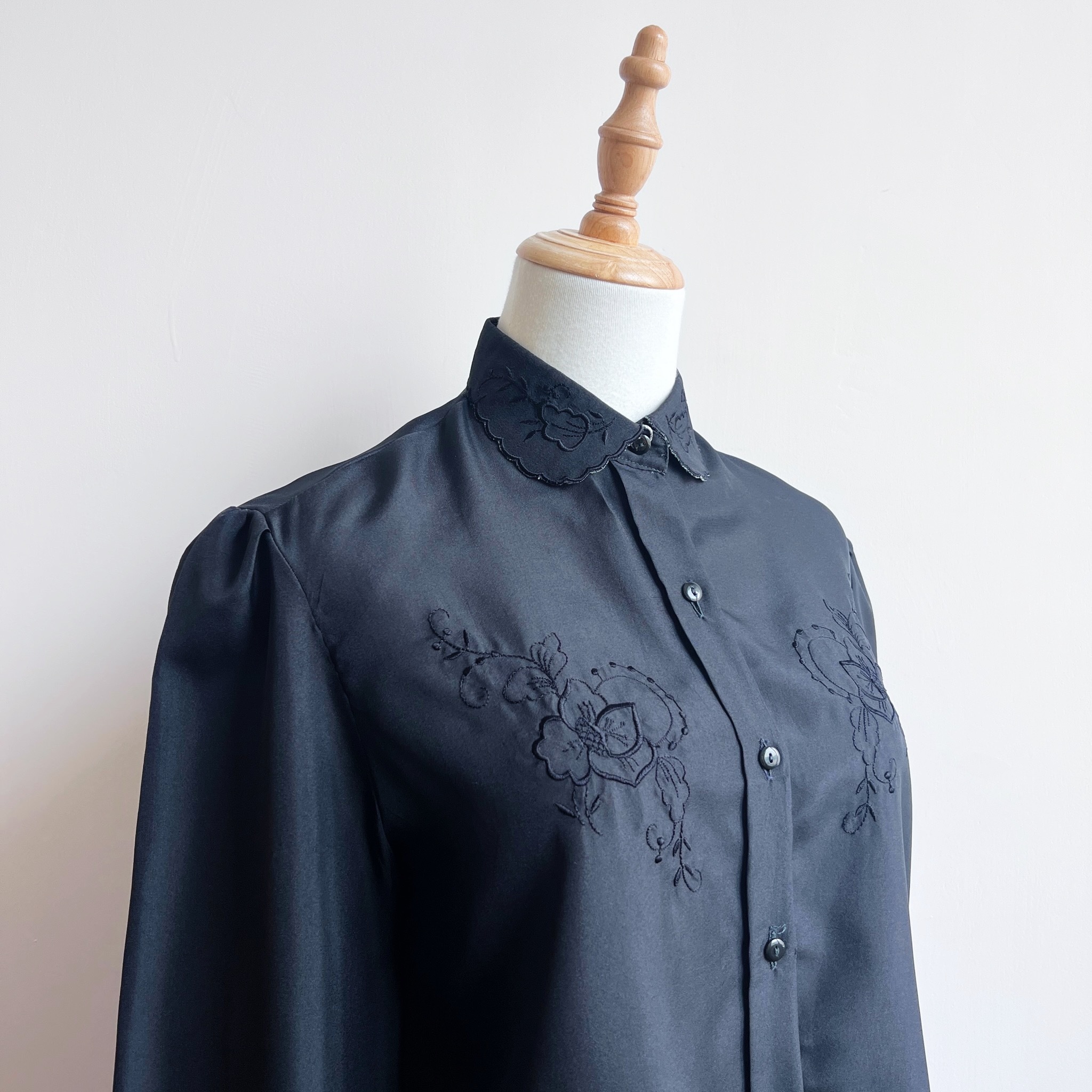 黑色古典大花刺繡古著上衣
