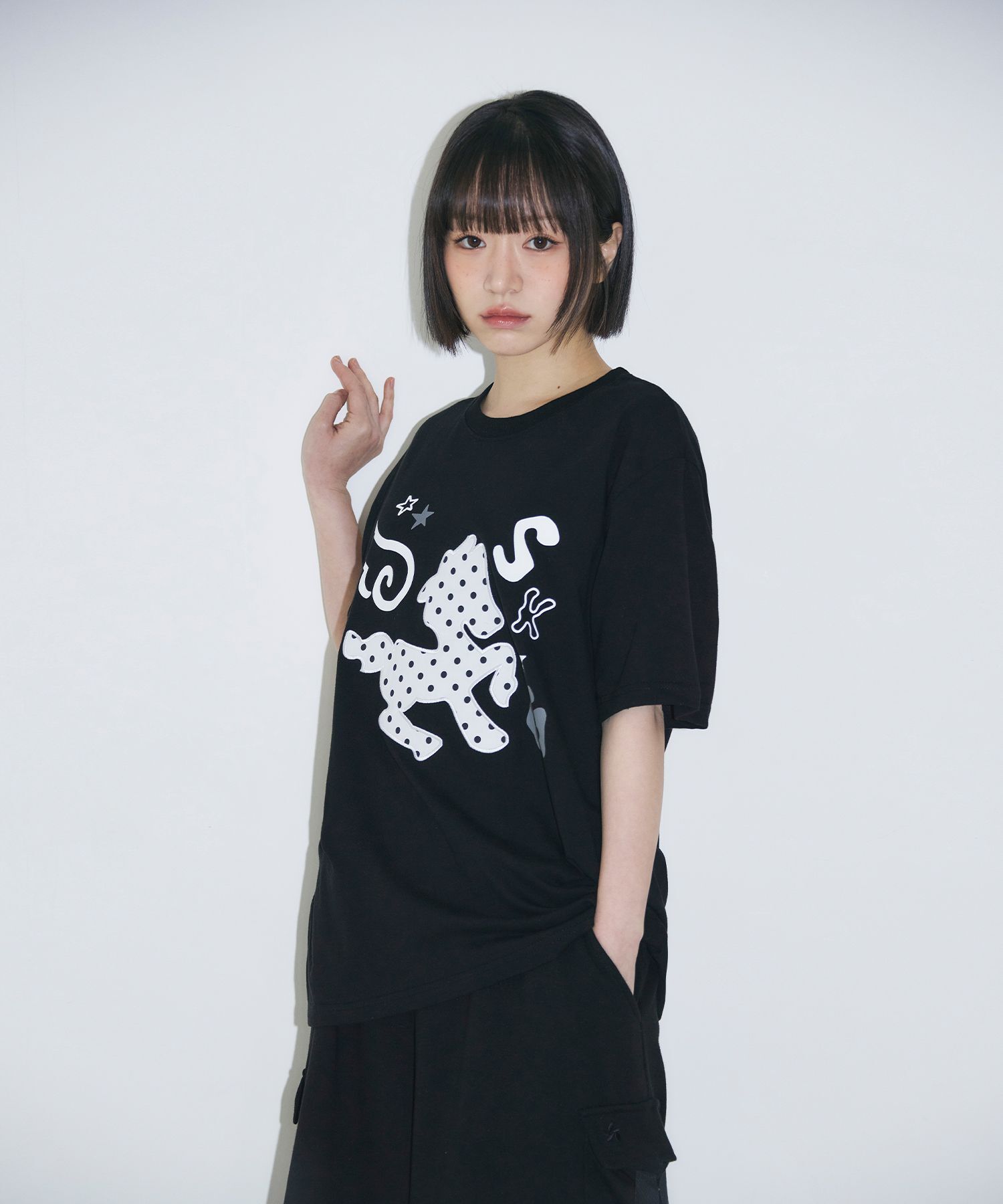 SLEEKGLOW 波點馬尾刺繡貼花T恤 黑色 SGBF14HT006-2