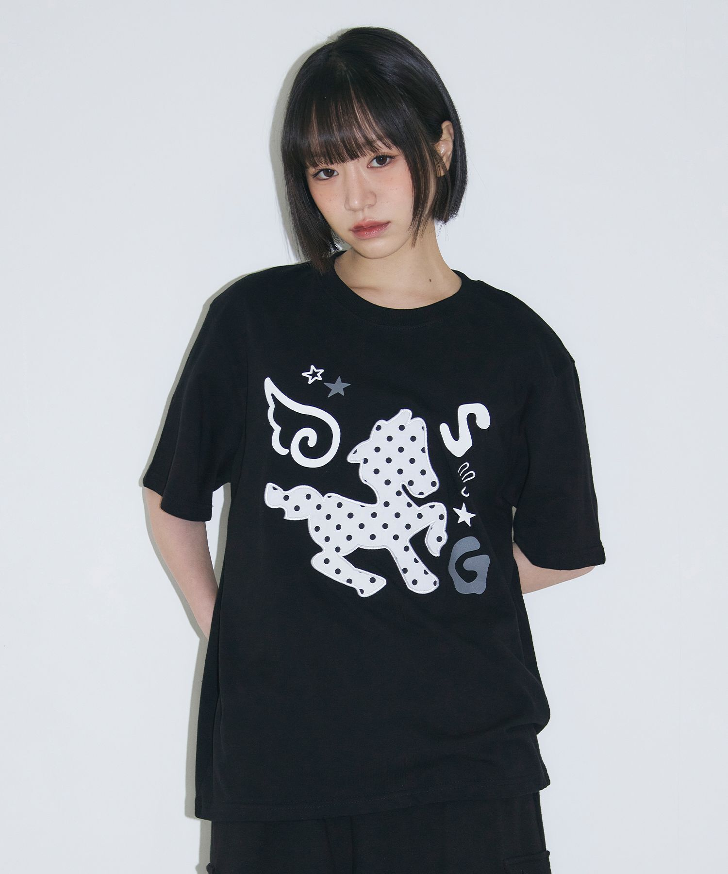 SLEEKGLOW 波點馬尾刺繡貼花T恤 黑色 SGBF14HT006-2