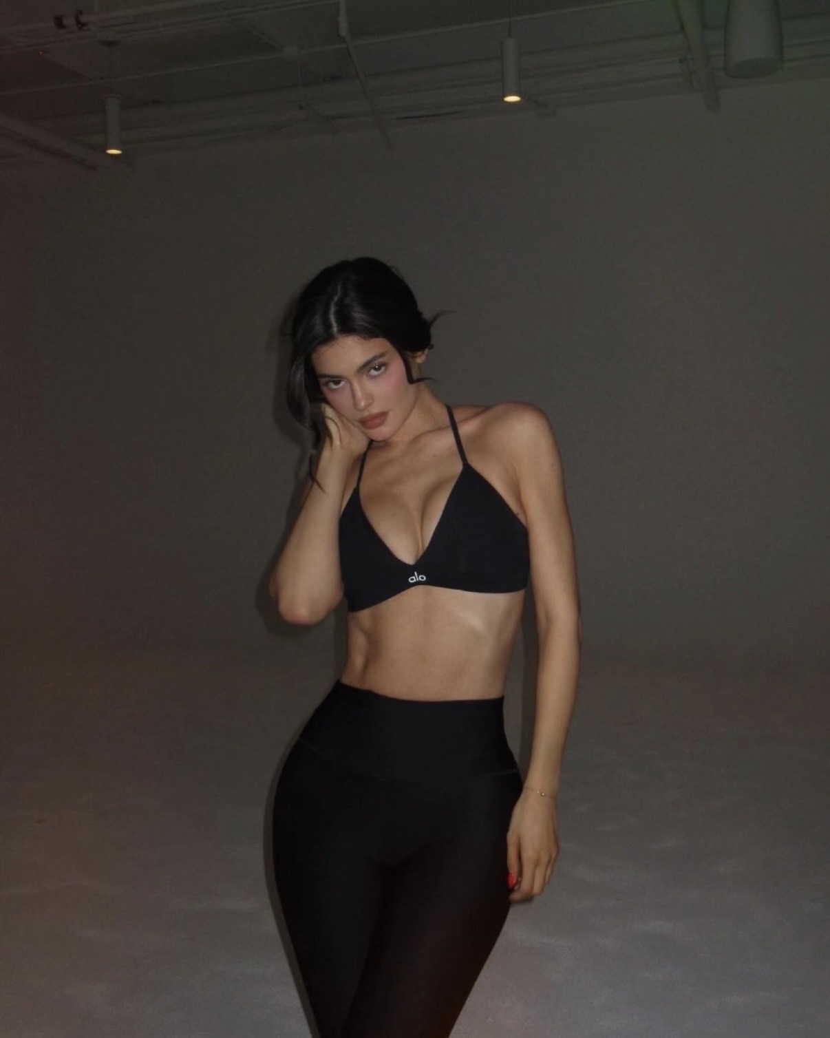 alo Splendor Bra 細肩 三角杯 內衣 無襯墊 背後交叉 內搭 疉穿 Kendall Jenner同款 Kylie Jenner同款 / 預購