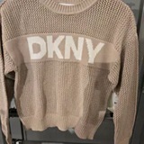 [S] DKNY PEBBLE/IVORY CREW NECK POINTELLE LOGO SWEATER, DJ6R0996-E3N (SD1904)