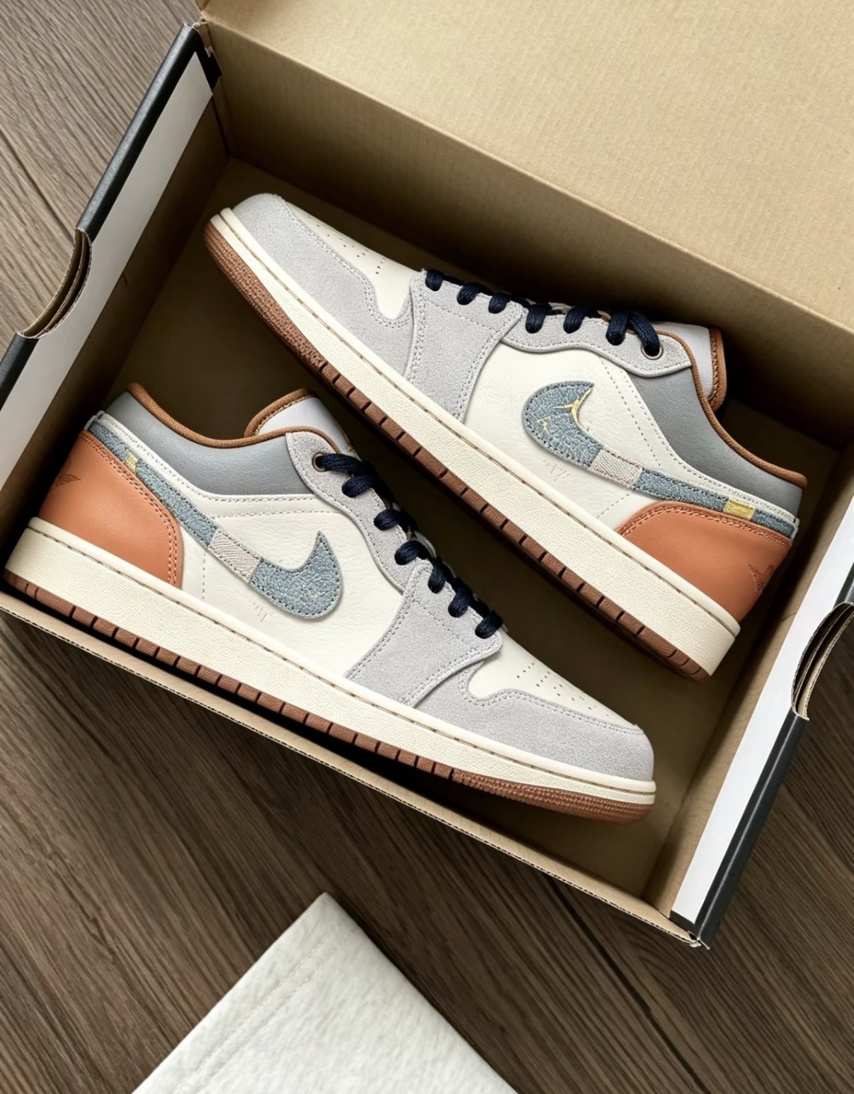 男鞋 NIKE AIR JORDAN 1 LOW SE 'Repaired Denim' 灰棕丹寧 拼接 皮革 麂皮 低筒 AJ1 休閒鞋【IFZ5042-041】