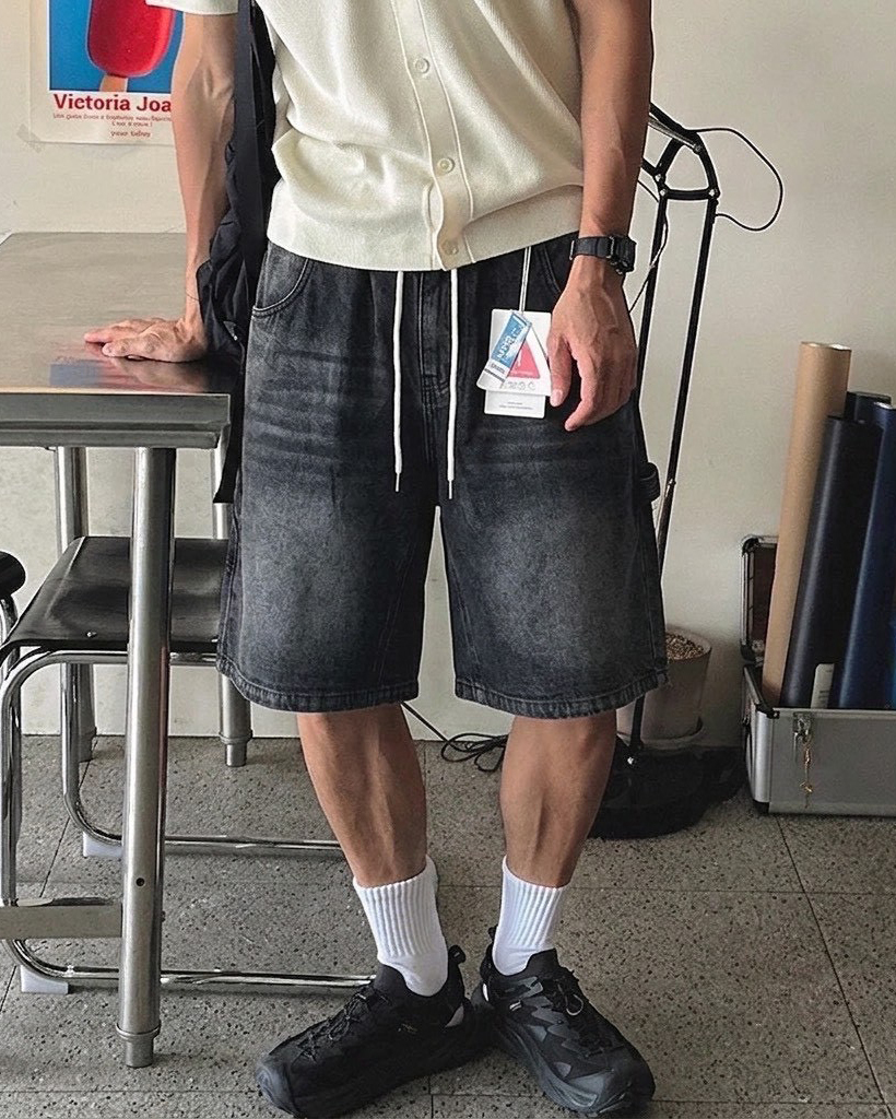 #95899 韓國水洗畫家牛仔短褲 黑 男生室內穿搭照