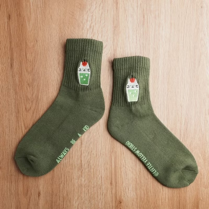 小黃間｜刺繡短筒襪｜蘇打貓