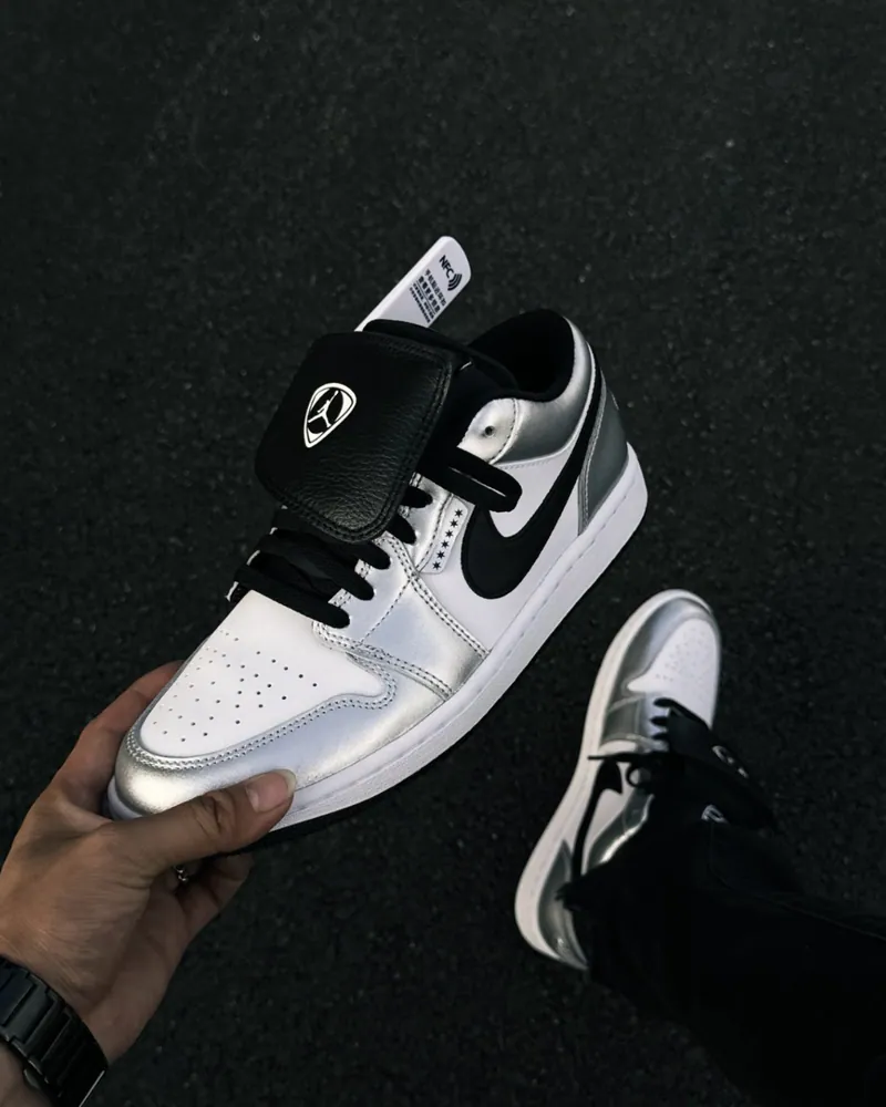 NIKE AIR JORDAN 1 LOW SE "Metallic Silver" 液態白銀 金屬銀 翻蓋鞋舌 男女款 IR2278100/IR2310100
