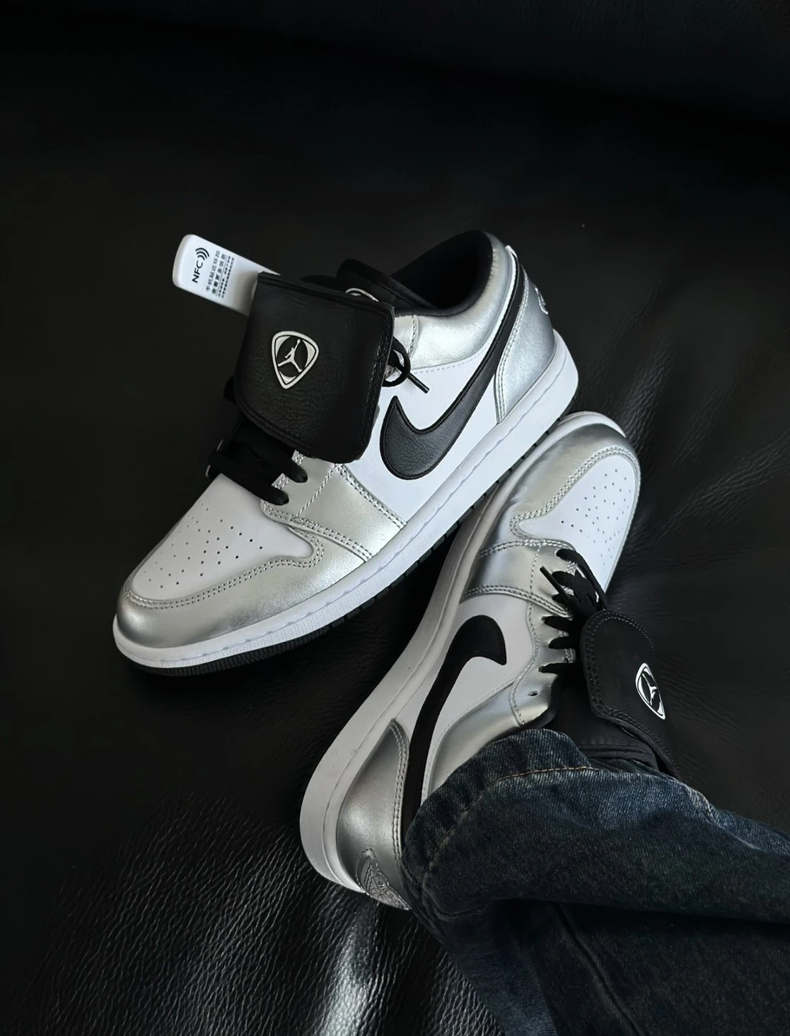 NIKE AIR JORDAN 1 LOW SE "Metallic Silver" 液態白銀 金屬銀 翻蓋鞋舌 男女款 IR2278100/IR2310100