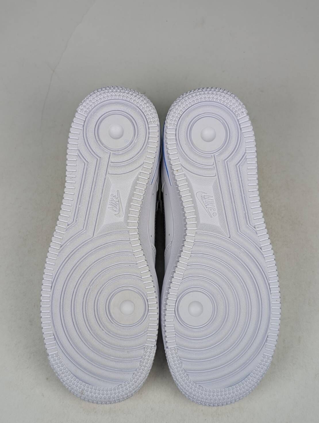 微瑕疵-左右腳鞋面中底鞋底鞋舌環色差 DQ7767-100 3.5Y Nike Air Force 1 LV8 (GS) 變色勾勾 特殊鞋帶 女款