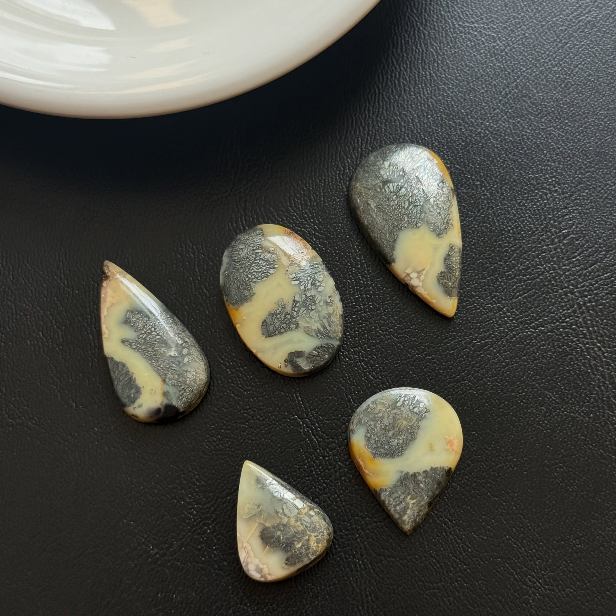 [原石] 白鐵礦共生蛋白石