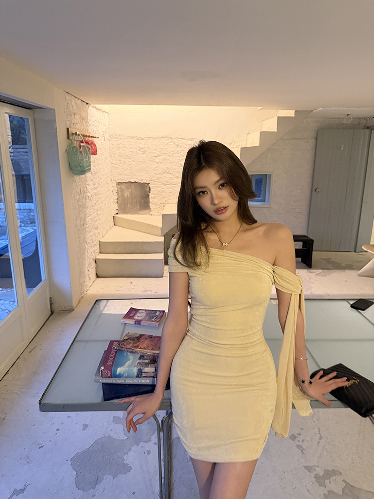 高雅純慾 不對稱露肩貼身小洋裝