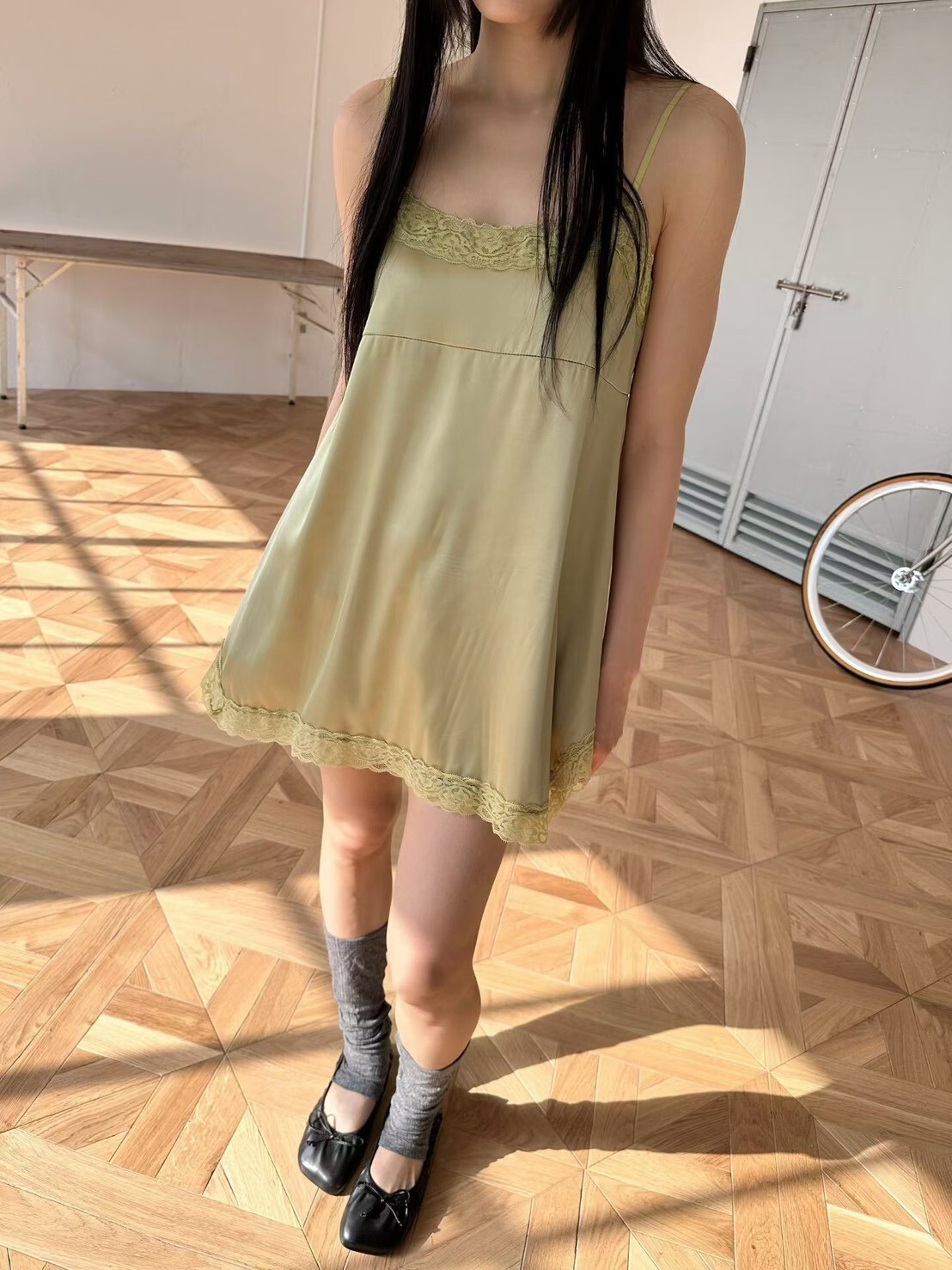 緞面蕾絲細肩帶短洋裝
